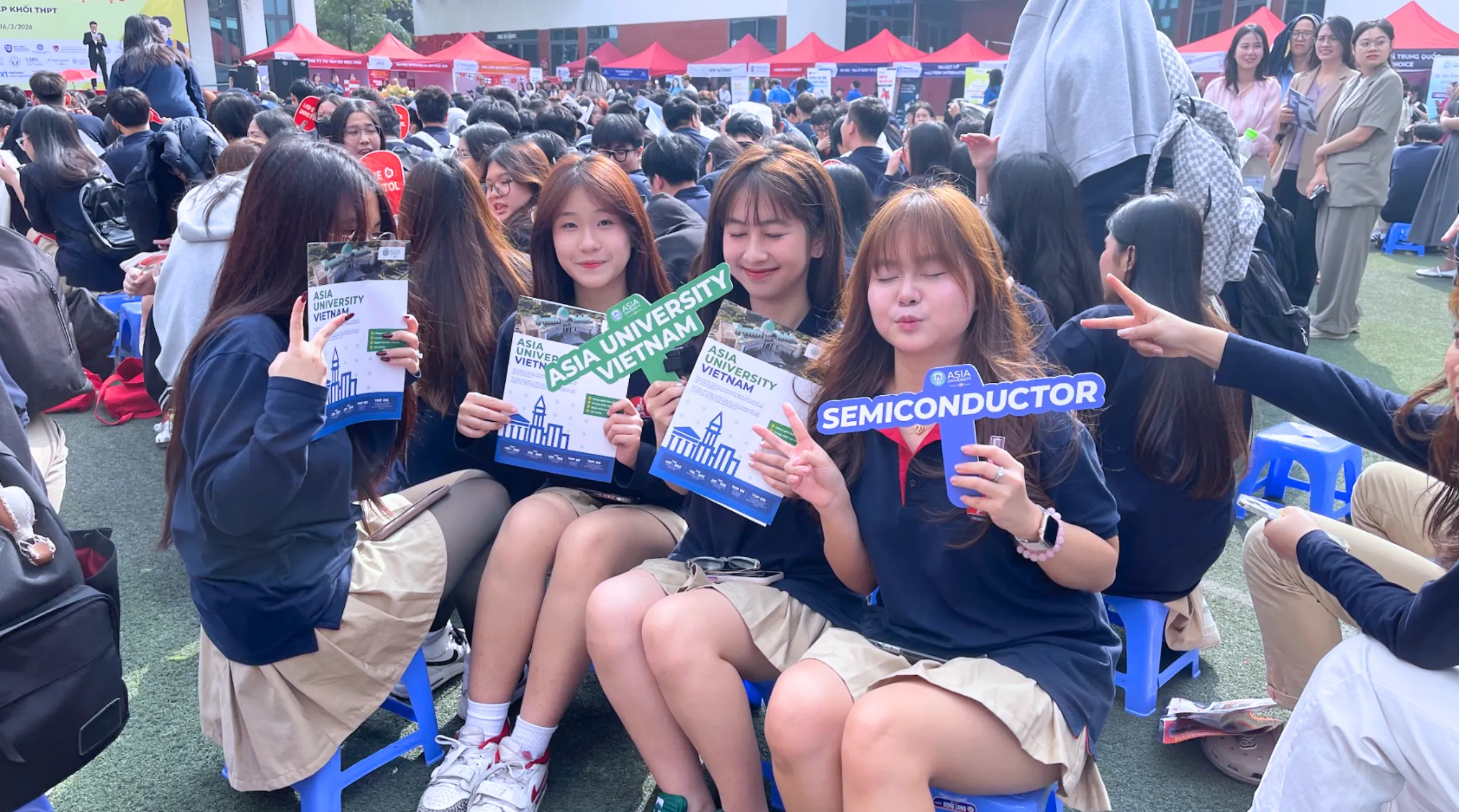 Rộn ràng gian tư vấn Asia University Vietnam