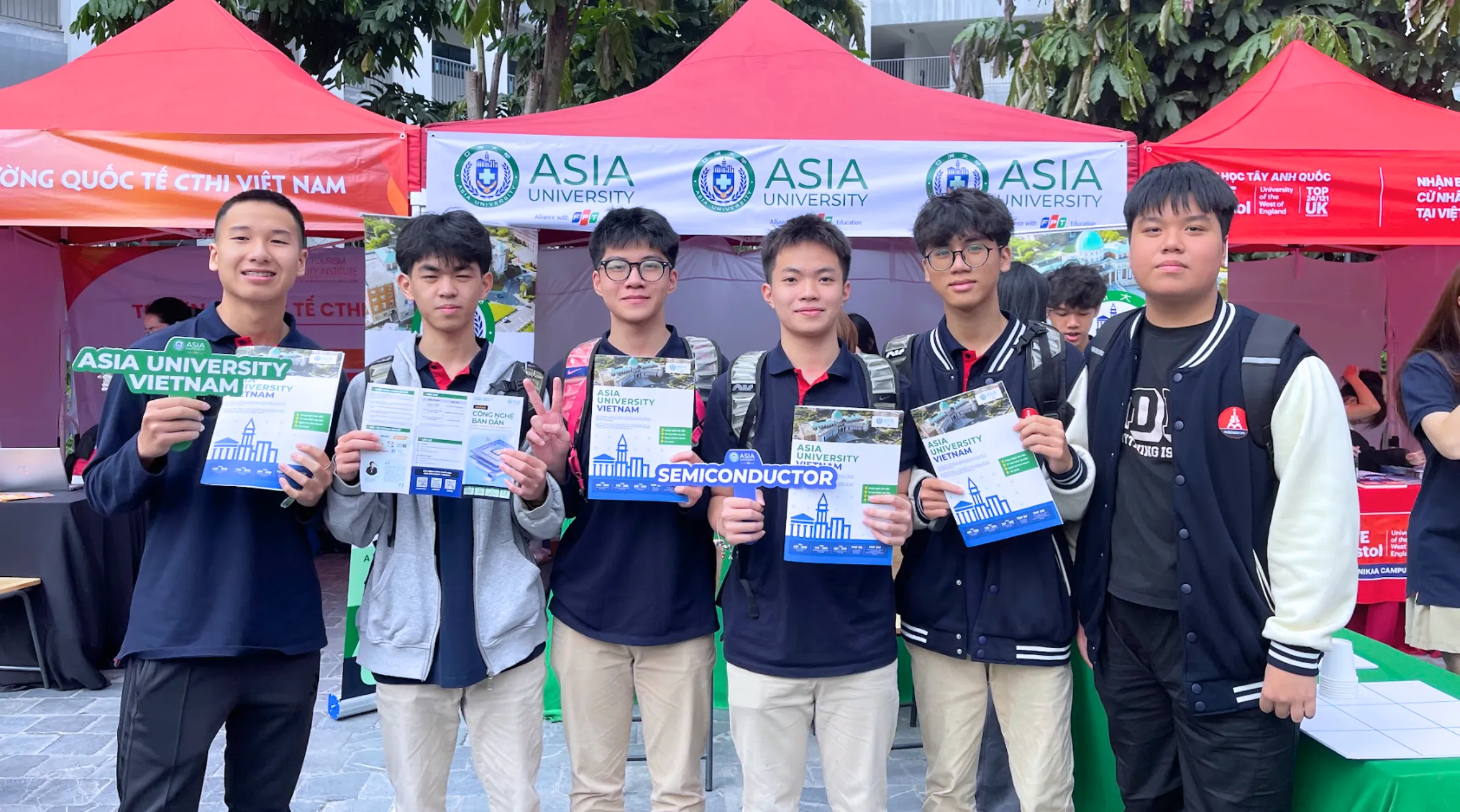 Rộn ràng gian tư vấn Asia University Vietnam