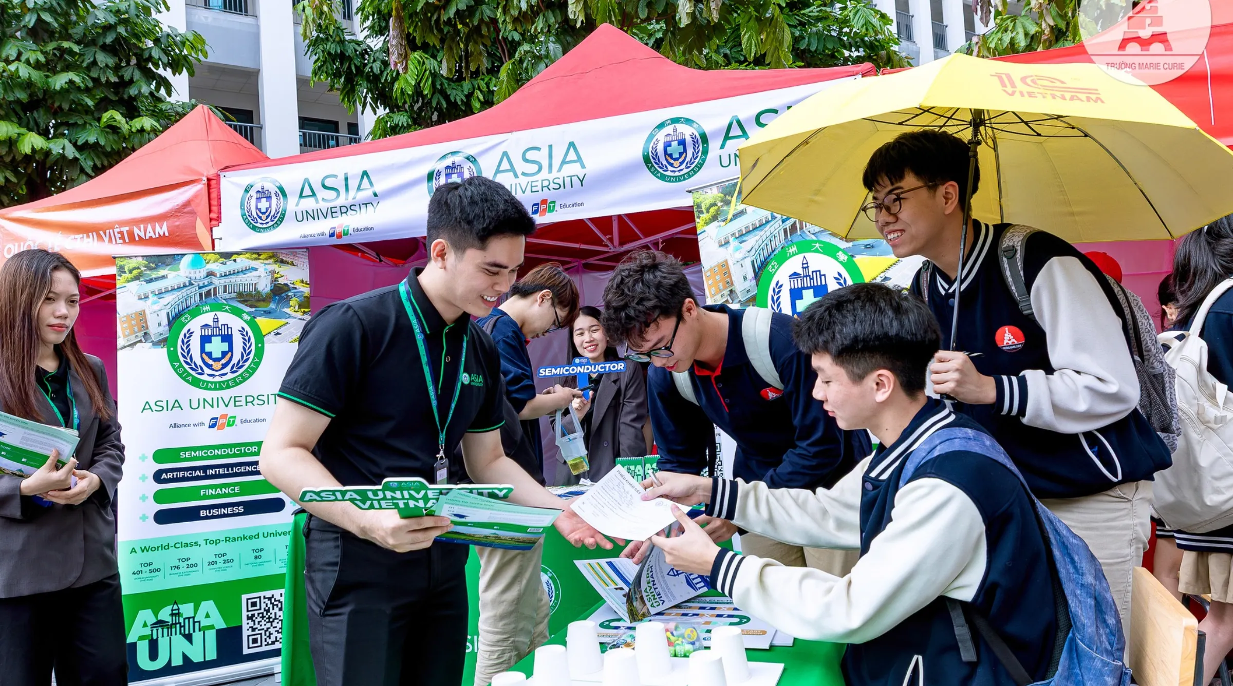 Rộn ràng gian tư vấn Asia University Vietnam: Học sinh Marie Curie tìm hiểu ngành học xu hướng