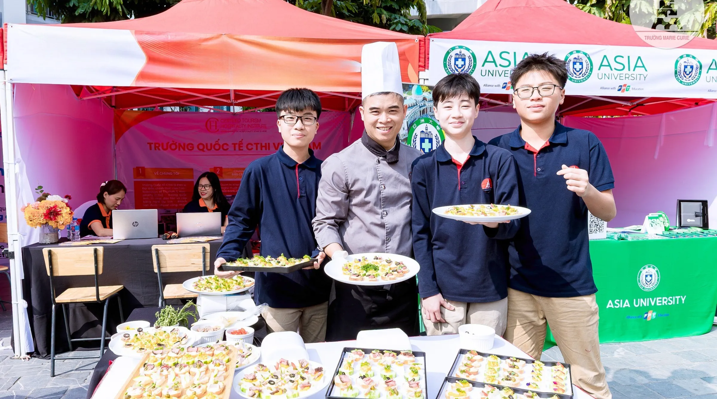 Rộn ràng gian tư vấn Asia University Vietnam
