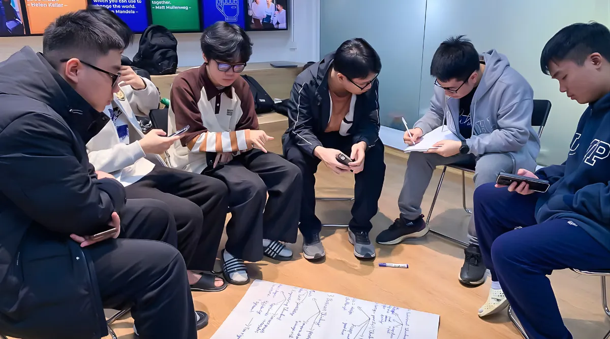 Không khí thảo luận sôi nổi của nhóm sinh viên Asia University Vietnam