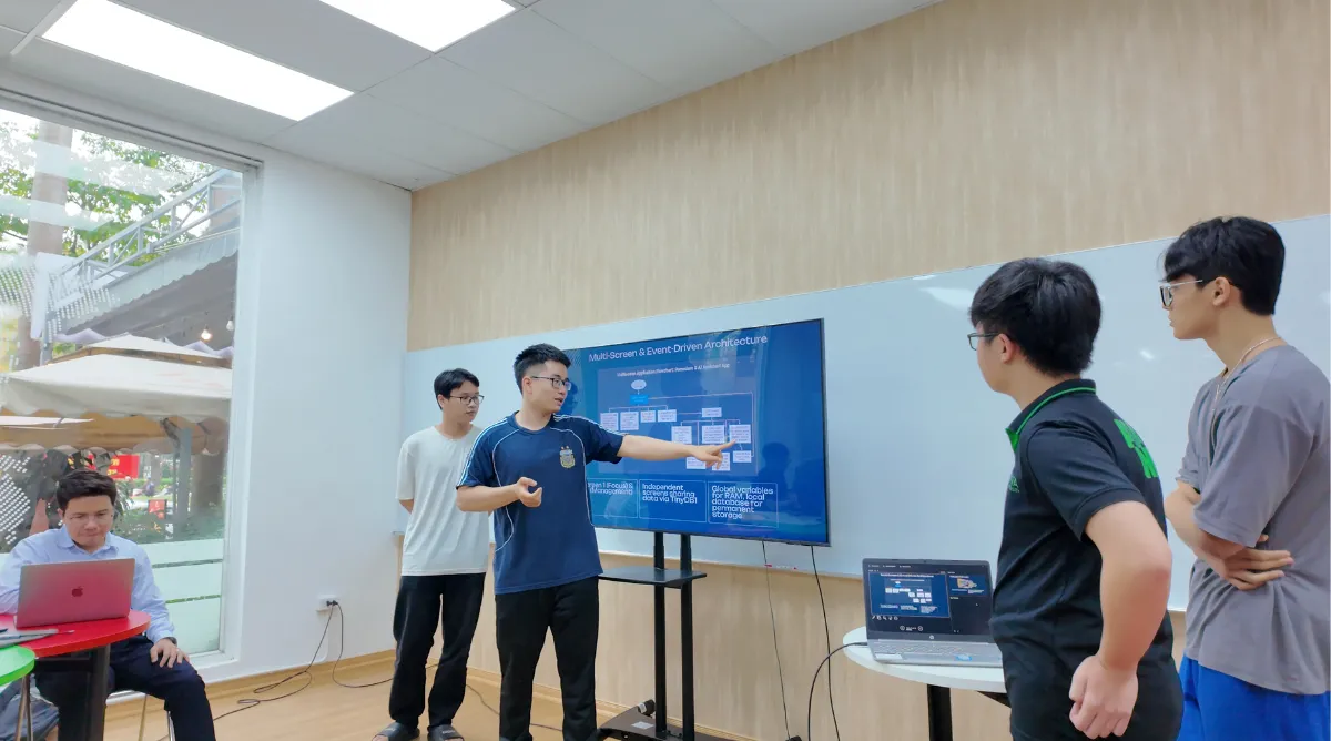 Các nhóm sinh viên Asia University Vietnam cùng nhau xây dựng sản phẩm ứng dụng di động và tự tin trình bày trước lớp