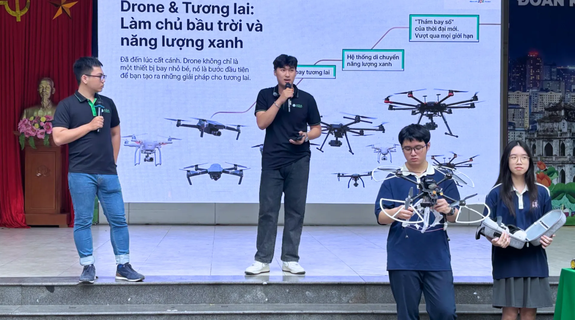 Sinh viên Asia University Vietnam hướng dẫn và chia sẻ về công nghệ với học sinh Trường THPT Phạm Hồng Thái