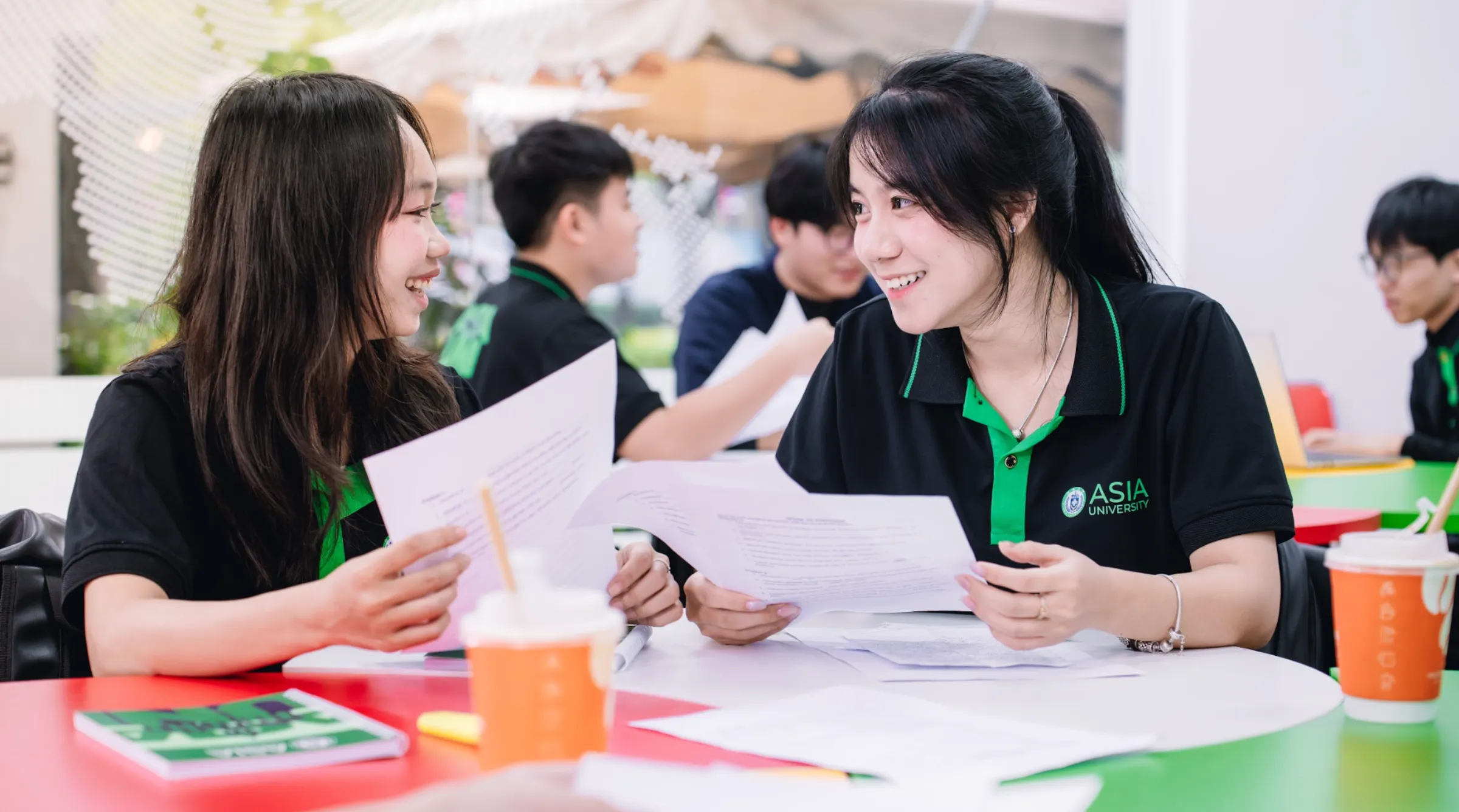 Sinh viên Asia University Vietnam luyện giao tiếp Tiếng Trung theo nhóm trong giờ học