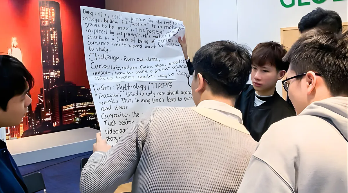 Sinh viên Asia University Vietnam làm việc theo “trạm học tập”, cùng nghiên cứu và thảo luận các luận điểm được gợi mở từ bài TED Talk “Design Your Life” 