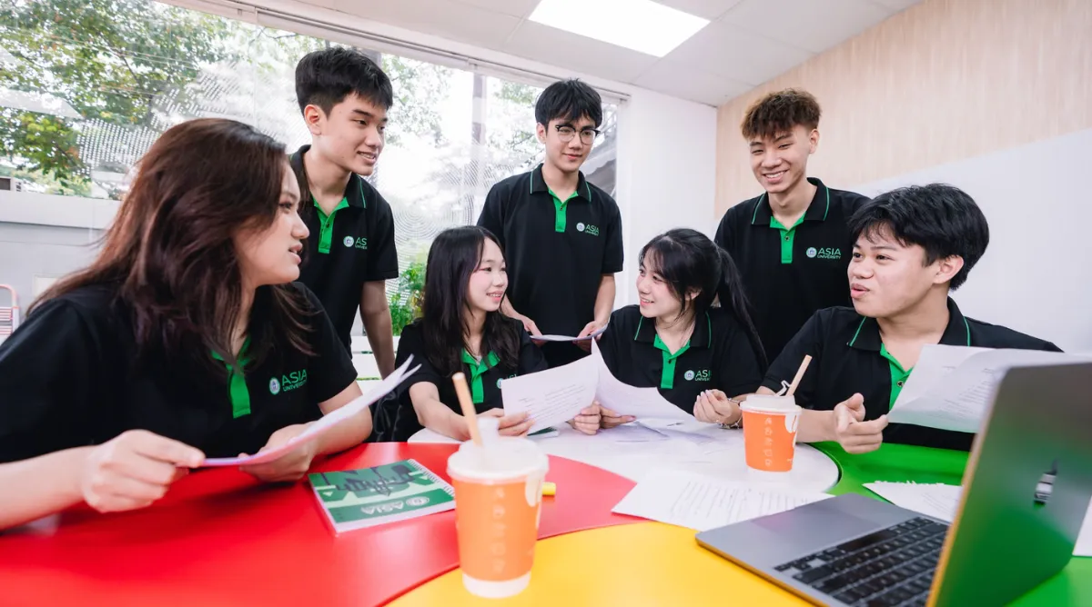 Sinh viên Asia University Vietnam thực hành tiếng Trung theo nhóm nhỏ trong hoạt động học tập hỗ trợ lẫn nhau