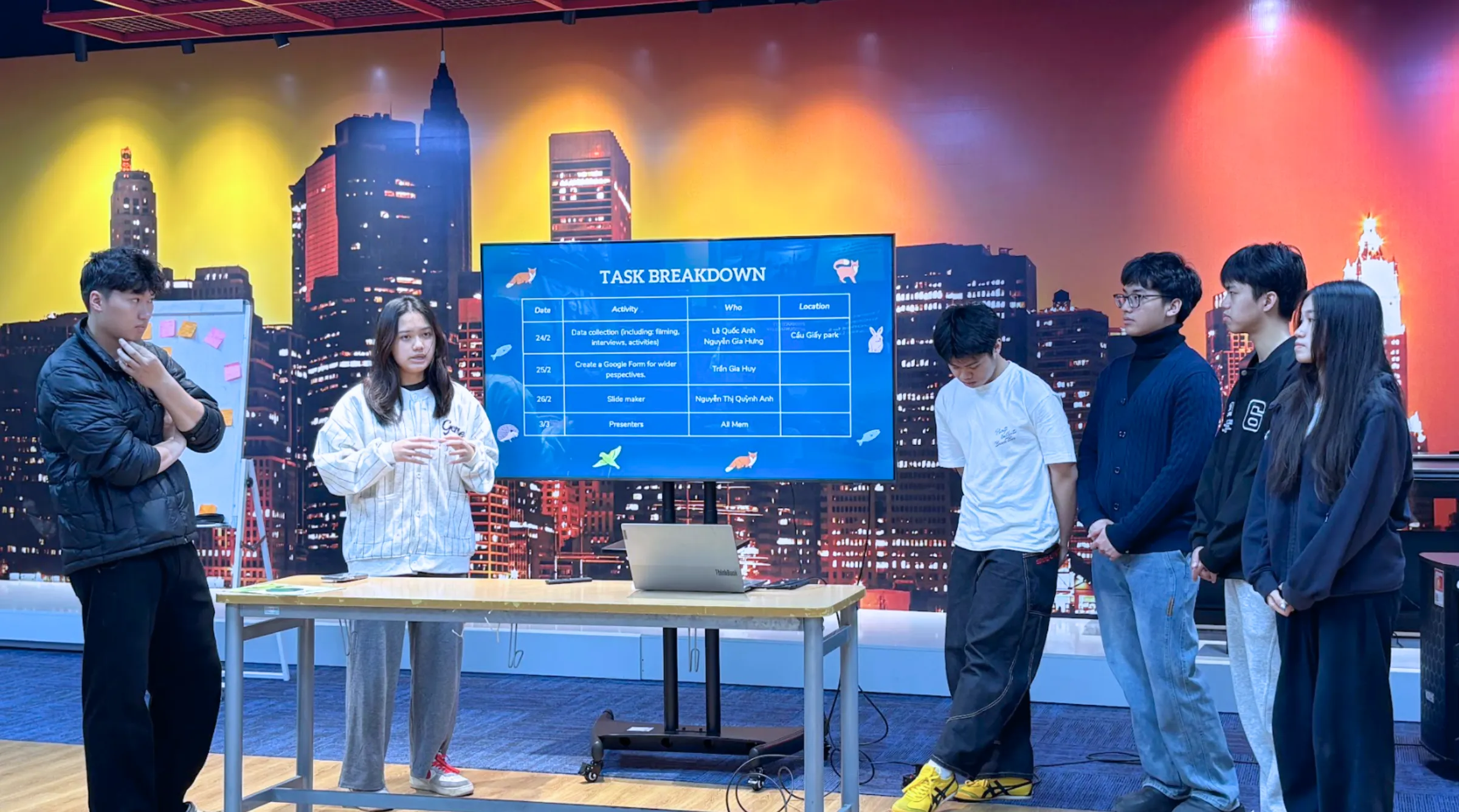 Sinh viên Asia University Vietnam thuyết trình về quy trình thu thập dữ liệu và phân công nhiệm vụ thực tế cho dự án khảo sát môi trường tại công viên