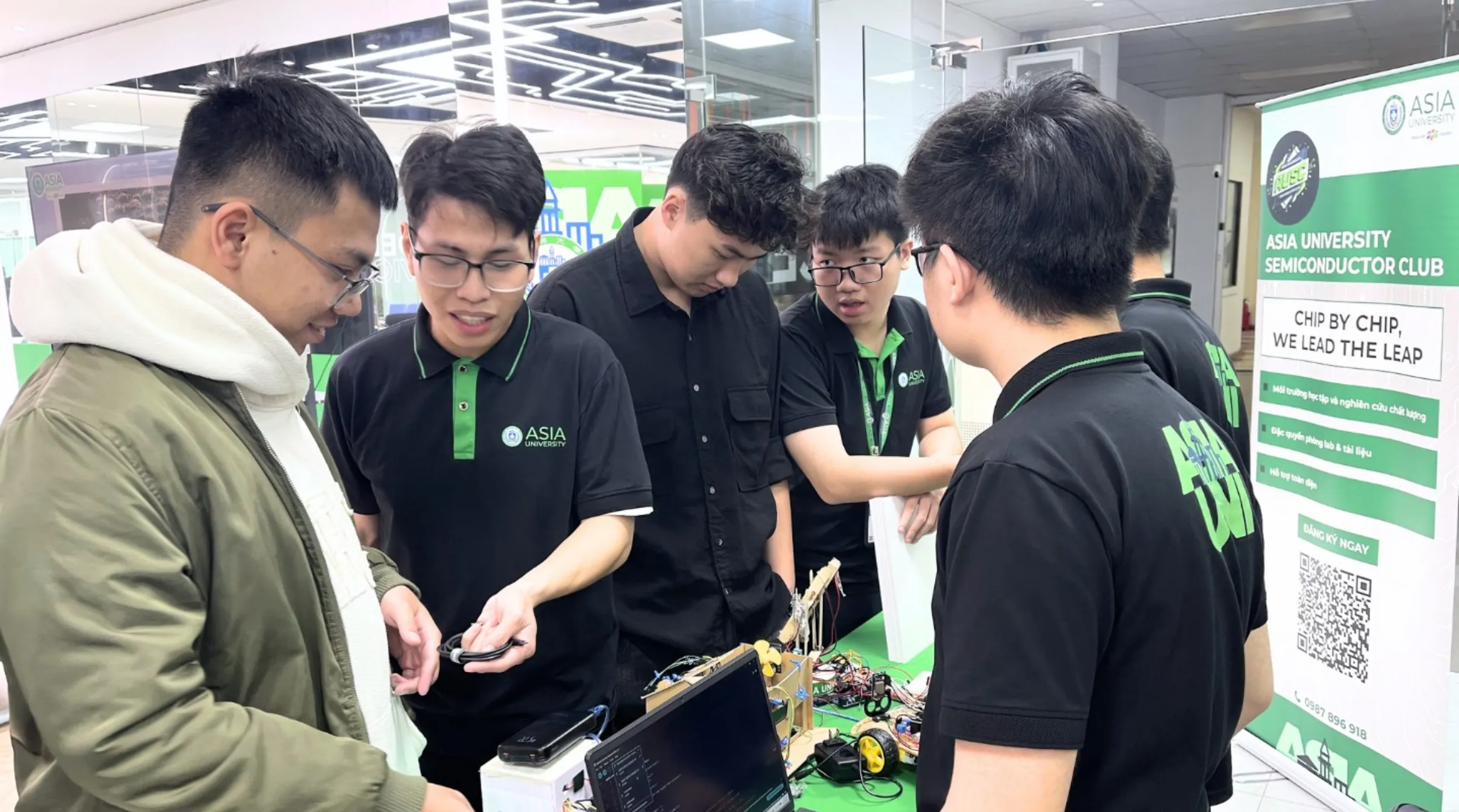 Sinh vi&ecirc;n Asia University Vietnam trải nghiệm lộ tr&igrave;nh đ&agrave;o tạo 2 năm tại Việt Nam v&agrave; 2 năm tại Đ&agrave;i Loan gi&uacute;p l&agrave;m chủ c&ocirc;ng nghệ b&aacute;n dẫn l&otilde;i