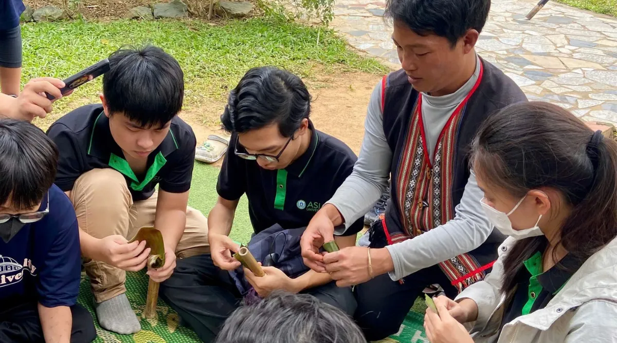 Những chuyến đi học tập thực tế giúp sinh viên Asia University Vietnam vừa tích lũy thêm kiến thức đời sống vừa rèn luyện kỹ năng mềm