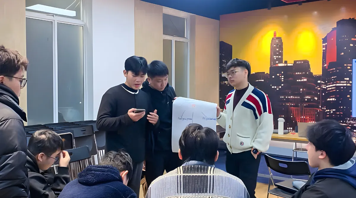 Nhóm sinh viên Asia University Vietnam tự tin trình bày về chủ đề