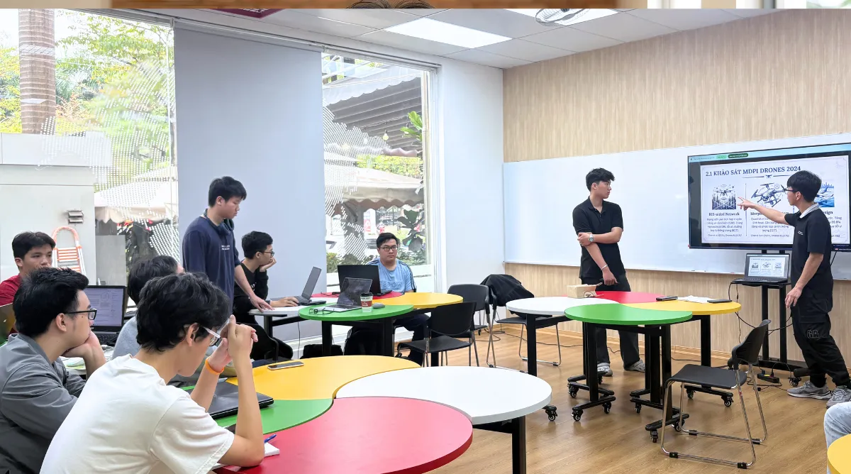 Nhóm sinh viên Asia University Vietnam chia sẻ đề cương dự án UAV trước giảng viên và các nhóm nghiên cứu