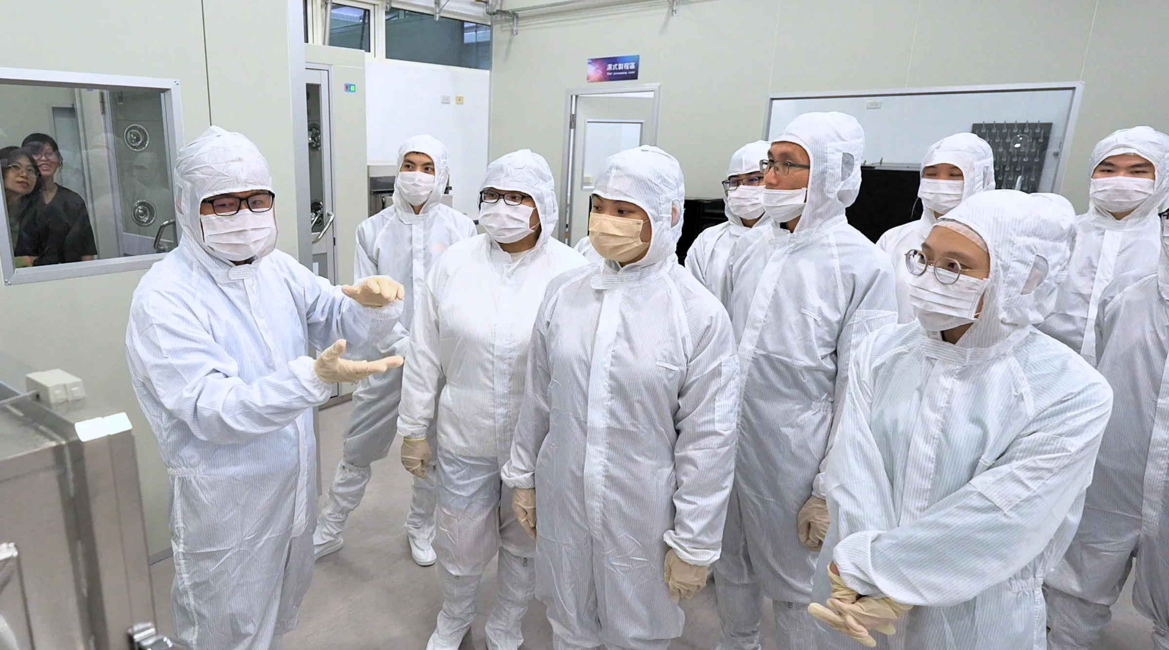 Sinh viên tham gia hoạt động thực hành trong phòng thí nghiệm công nghệ bán dẫn tại Asia University