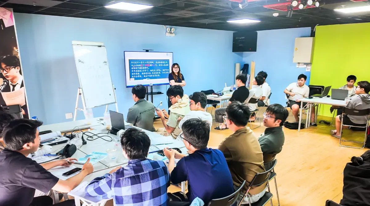ThS. Nguyễn Phan Trúc Quỳnh - Giảng viên tiếng Trung tại Asia University Vietnam hướng dẫn sinh viên luyện phát âm và hội thoại trên lớp
