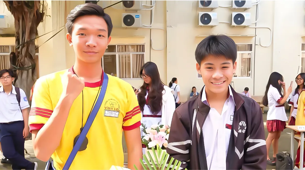 Nguyễn Thế Tùng Dương (bên phải) - chủ nhân suất học bổng tại Asia University Vietnam cùng người bạn thân của mình – người đã trở thành động lực và đồng hành trong suốt hành trình học tập của em