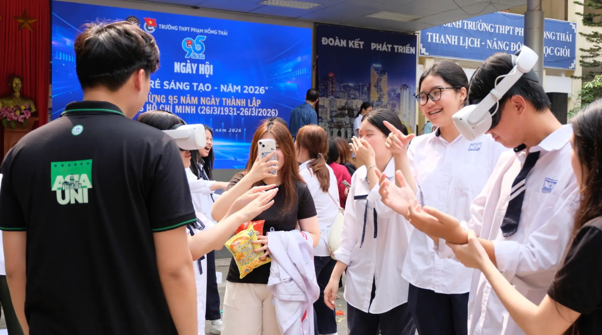 Trải nghiệm kính thực tế ảo để hình dung môi trường học tập và làm việc trong lĩnh vực công nghệ