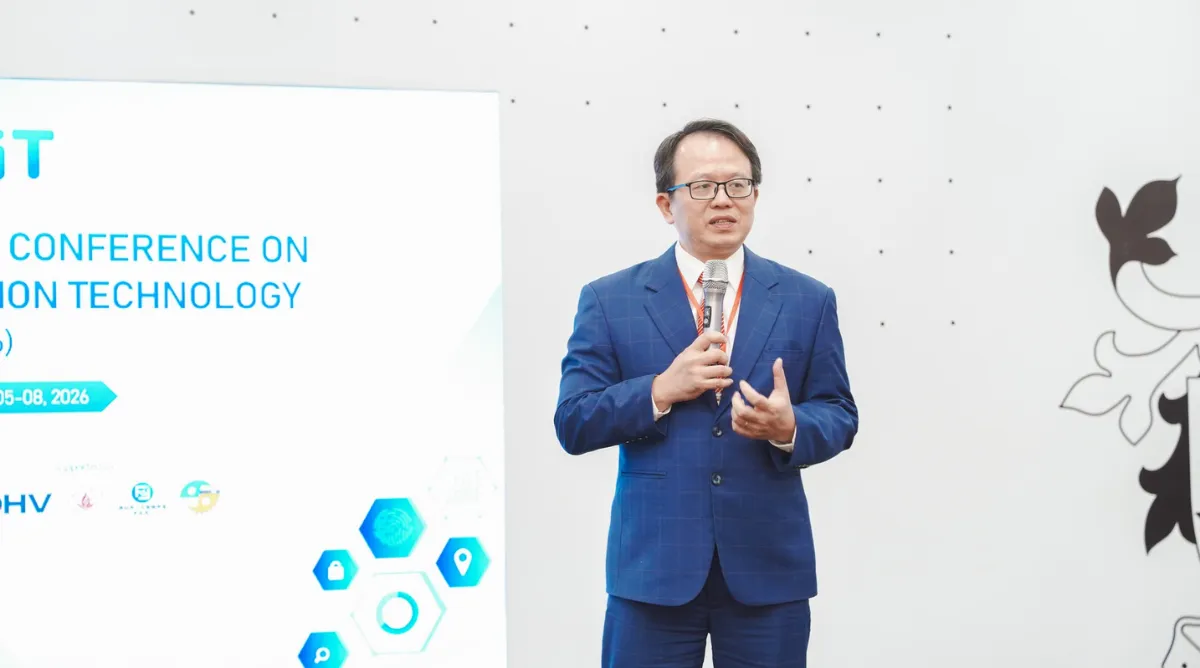 TS. Hoàng Việt Hà - Giám đốc Asia University Vietnam phát biểu khai mạc hội thảo Swin-AIIS 2026