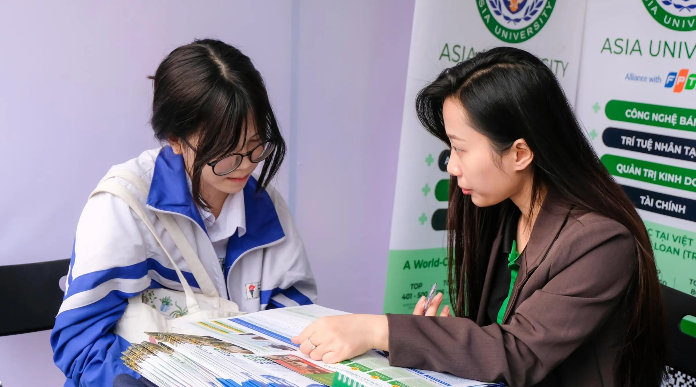 Từ Hải Phòng đến Cần Thơ, Asia University Vietnam mang thông tin hướng nghiệp đến gần học sinh