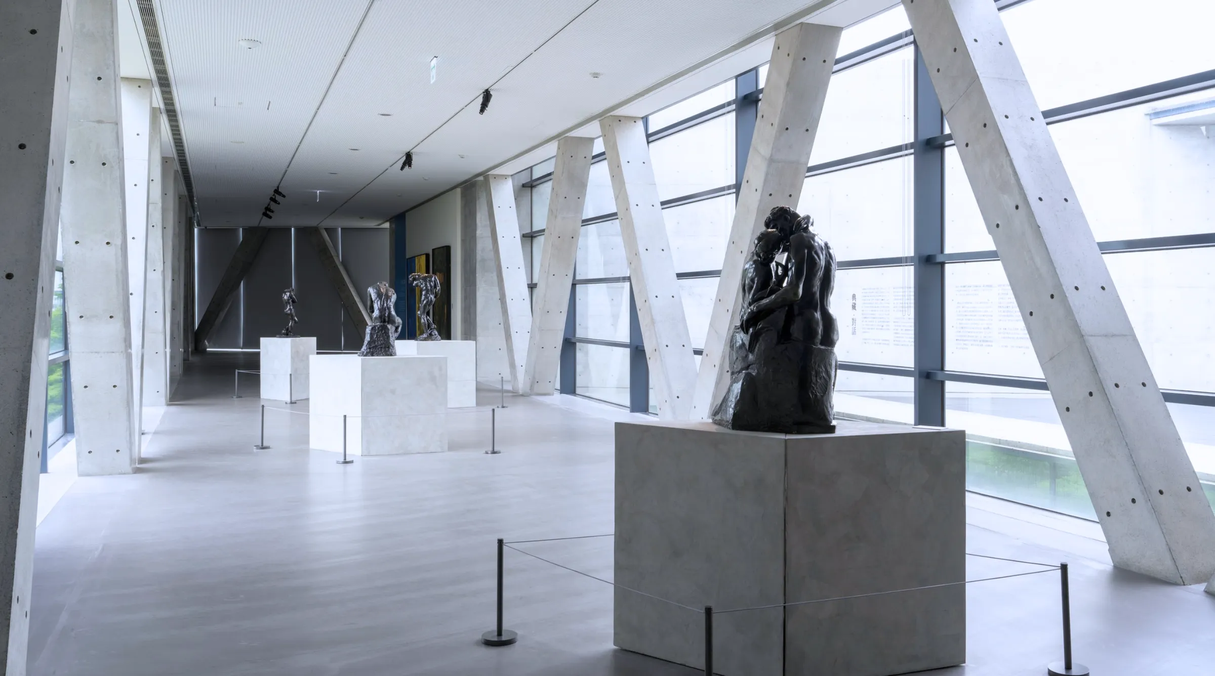 Asia Museum of Modern Art bên trong với không gian trưng bày điêu khắc và hệ cột chữ V đặc trưng