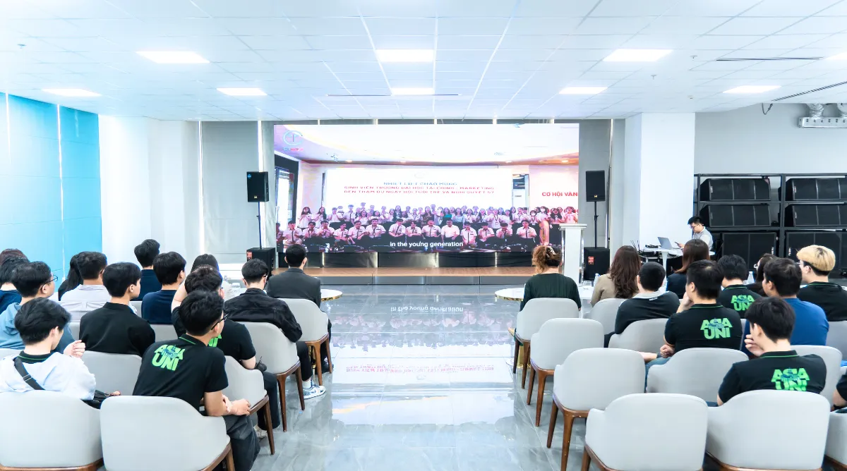 Sinh viên Asia University Vietnam lắng nghe chia sẻ từ đại diện doanh nghiệp