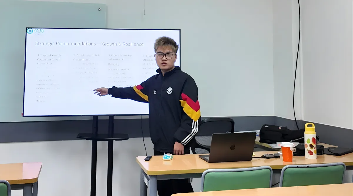 Sinh viên Asia University Vietnam trình bày dự án trong khuôn khổ học phần Kinh tế vi mô