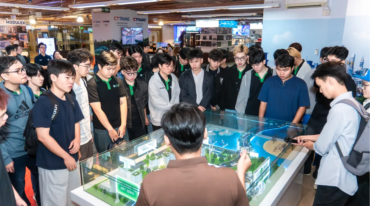 Sinh viên Asia University Vietnam chăm chú lắng nghe và quan sát sa bàn, qua đó hình dung rõ hơn cách các hệ thống công nghệ được triển khai và vận hành trong thực tế