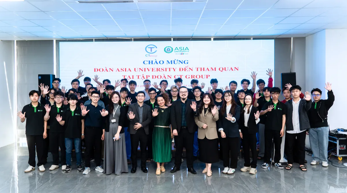 Asia University Vietnam chụp ảnh cùng đại diện doanh nghiệp