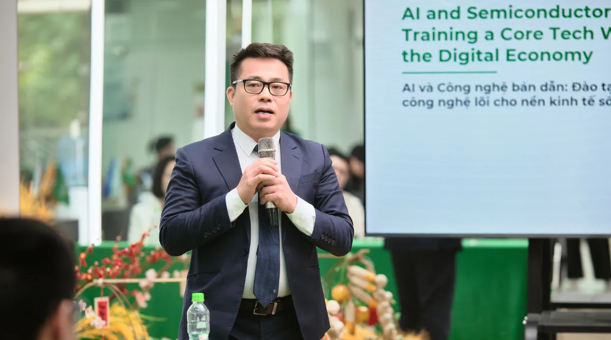 “Bán dẫn và AI có mối quan hệ tương hỗ chặt chẽ. Trong tương lai, đặc biệt ở mảng thiết kế, nhân sự bán dẫn không chỉ làm việc với phần cứng mà cần hiểu AI để phát triển các dòng chip chuyên dụng”, TS Ngọc nhận định (Ảnh: Asia Vietnam).