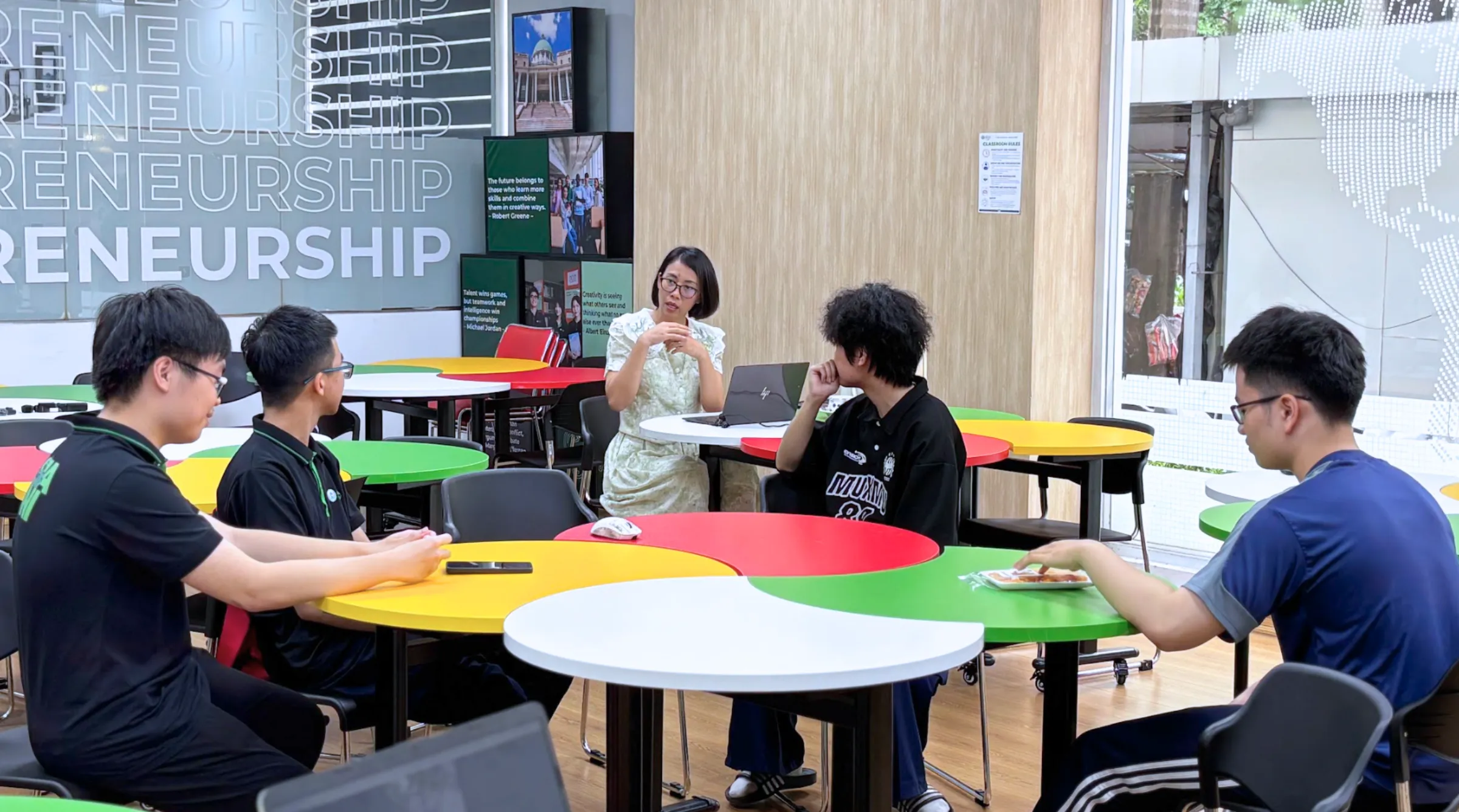 Giảng viên nhận xét và trao đổi với sinh viên sau phần thuyết trình môn tiếng Trung tại Asia University Vietnam