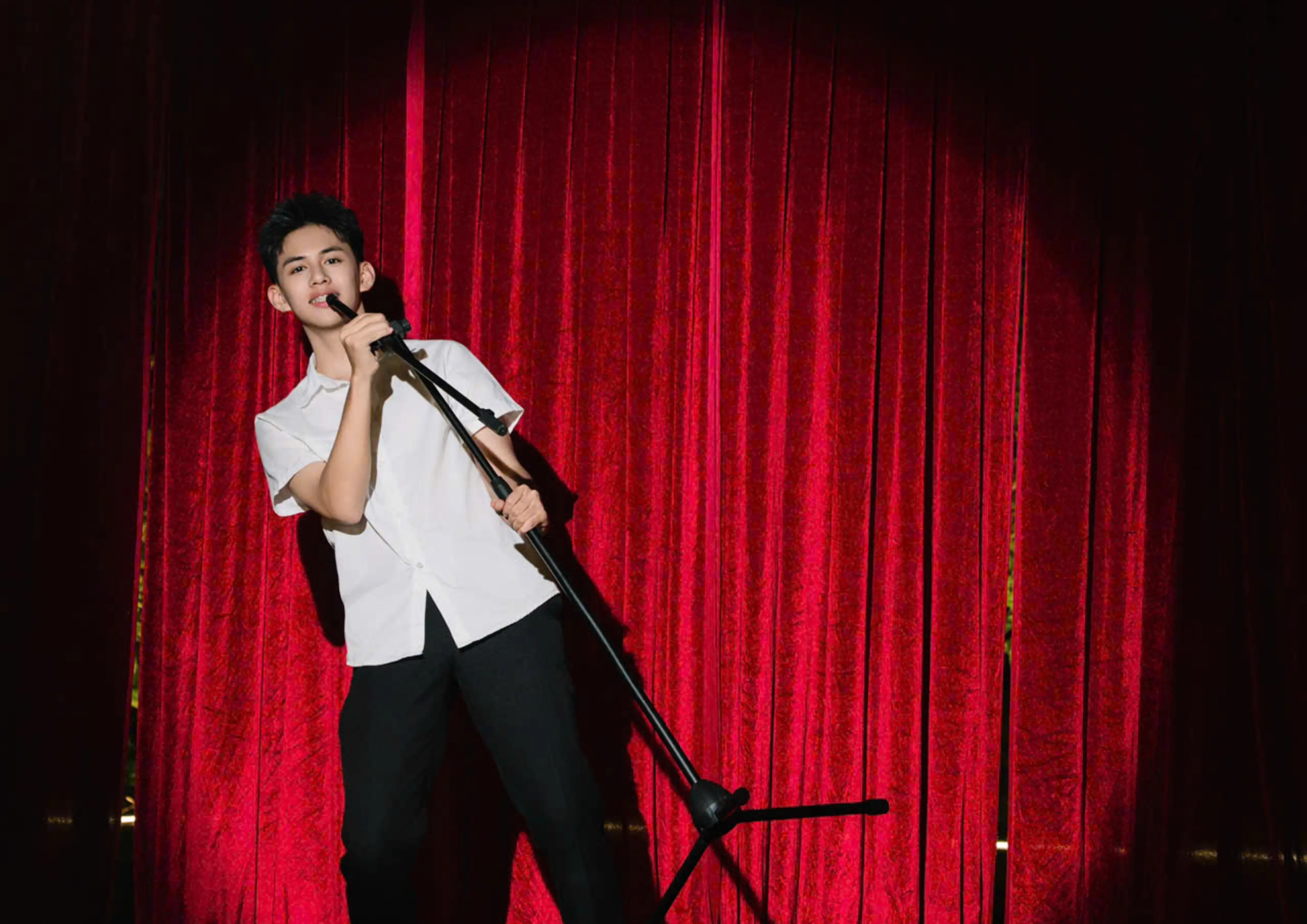 Hoàng Tiến Đạt tham gia hoạt động sân khấu, thể hiện sự năng động bên cạnh các thành tích học thuật