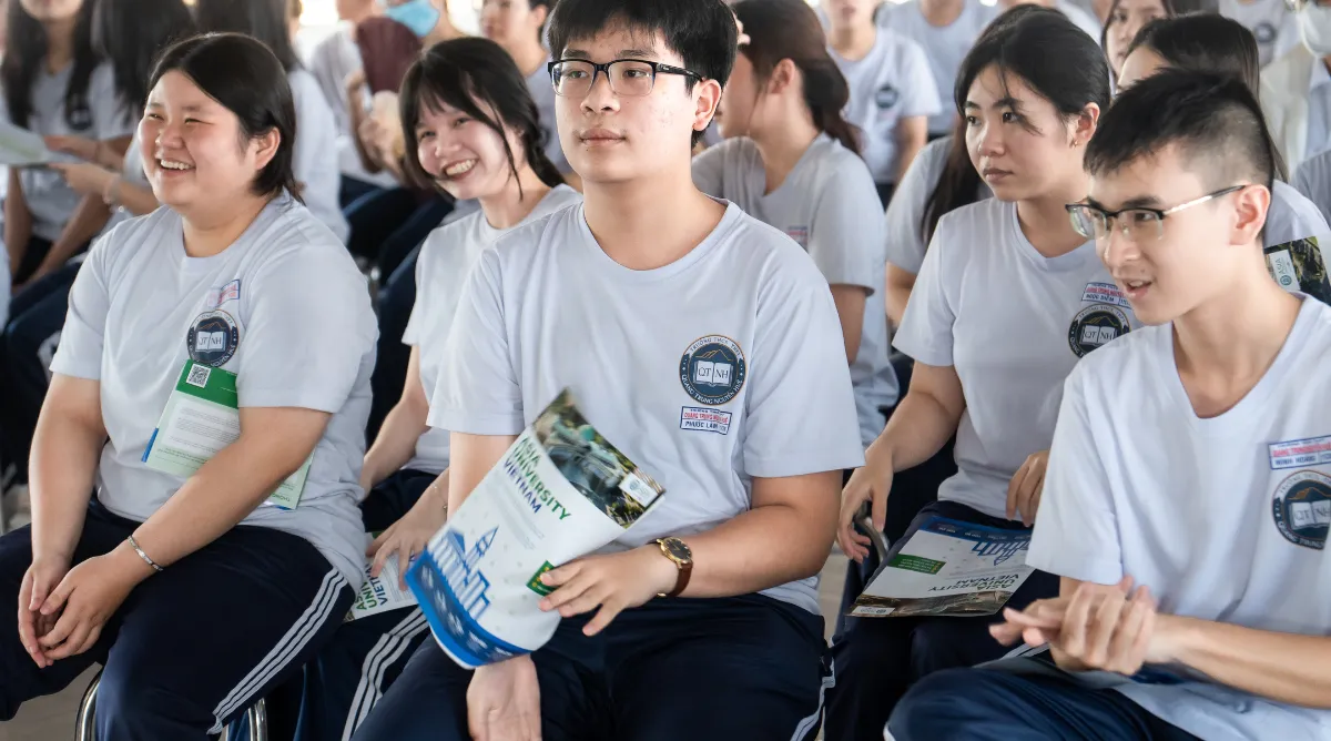 Học sinh Trường THCS, THPT Quang Trung Nguyễn Huệ chăm chú lắng nghe chuyên gia Asia Vietnam chia sẻ