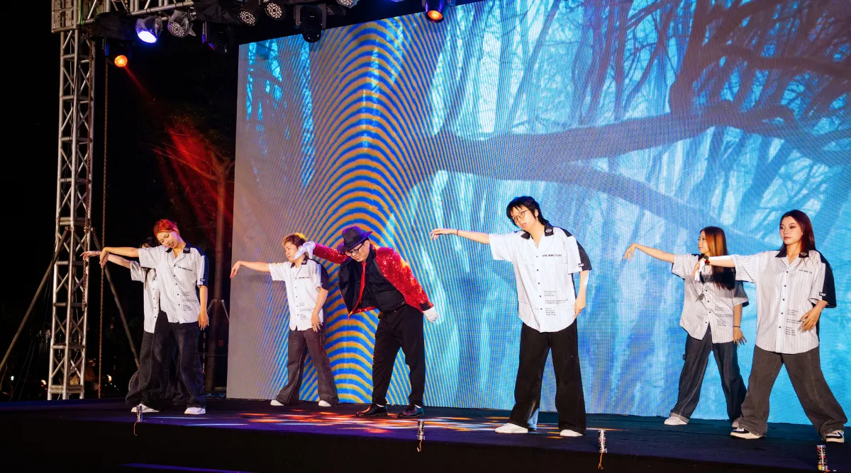 Từ góc nhìn của sinh viên, điều đọng lại sau phần trình diễn của TS David Hoang tại "swinchellasia 2026" không dừng ở sự sôi động trên sân khấu, mà còn là cảm giác gần gũi và nguồn năng lượng tích cực từ chính người đứng đầu nhà trường.