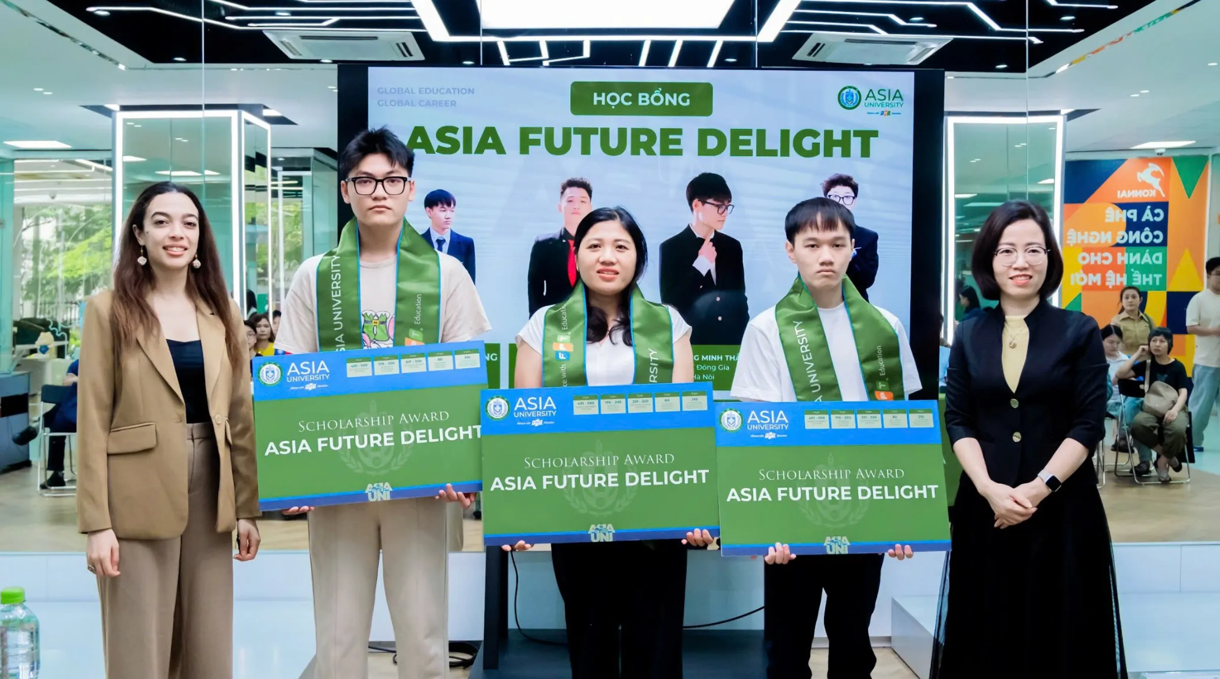 Lưu Quang Minh Thắng (thứ hai từ trái sang) tham dự lễ trao học bổng tại Info Day "Asia University Vietnam Next Gen Day"