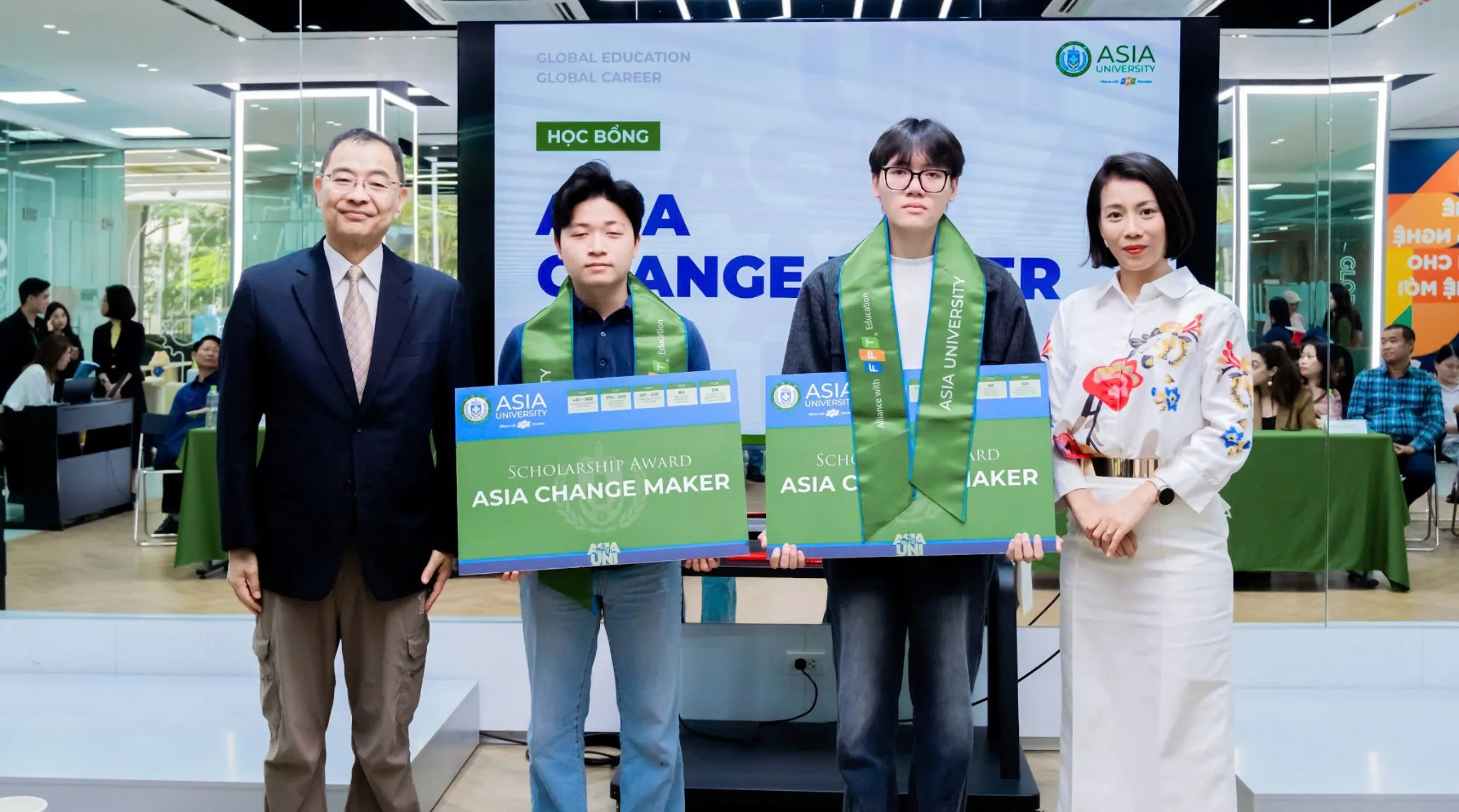 Nguyễn Trung Hiếu (thứ hai, từ phải sang) nhận học bổng Asia Change Maker tại Asia Vietnam, đánh dấu bước khởi đầu trong định hướng theo đuổi ngành Công nghệ bán dẫn