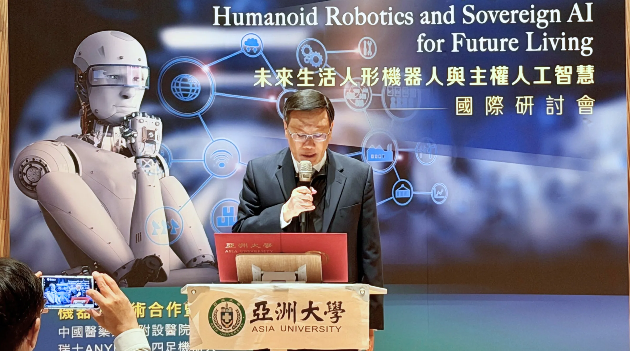 Ông Jeffrey J.P. Tsai - Hiệu trưởng Asia University phát biểu tại hội thảo quốc tế về robot hình người và AI, nhấn mạnh định hướng ứng dụng và triển khai công nghệ trong thực tế