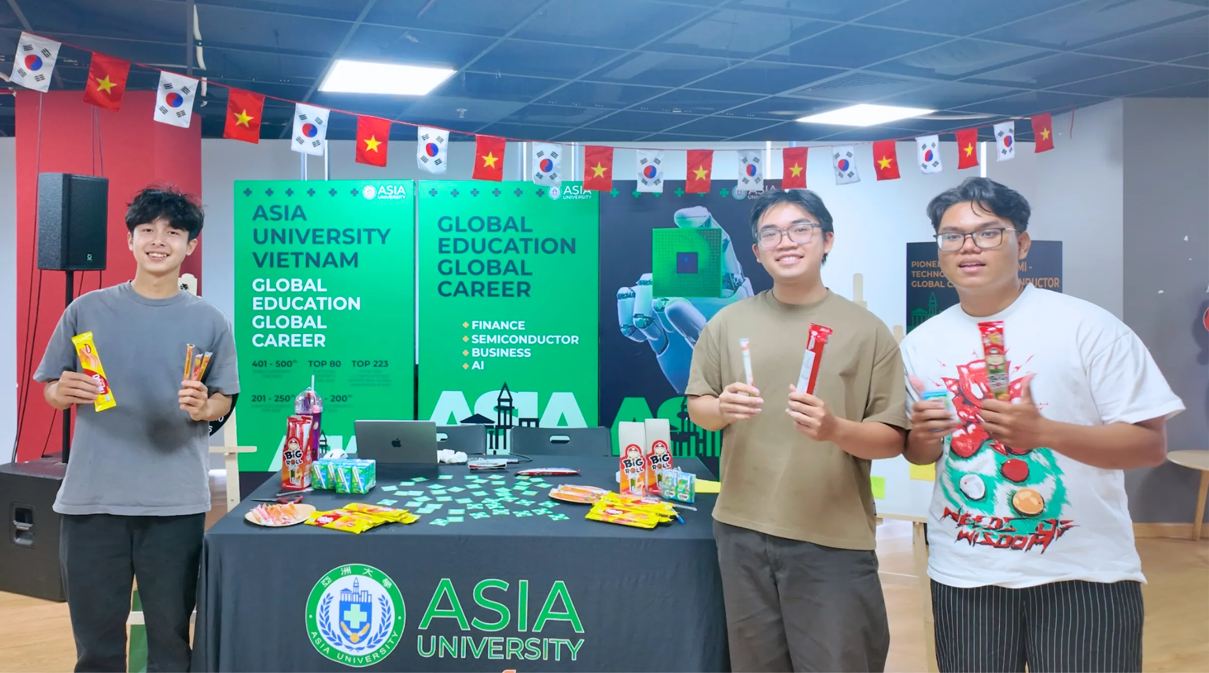 Sinh viên Asia University Vietnam tham gia hoạt động tiếp sức mùa thi, gửi thông điệp và nạp năng lượng trước kỳ thi cuối kỳ