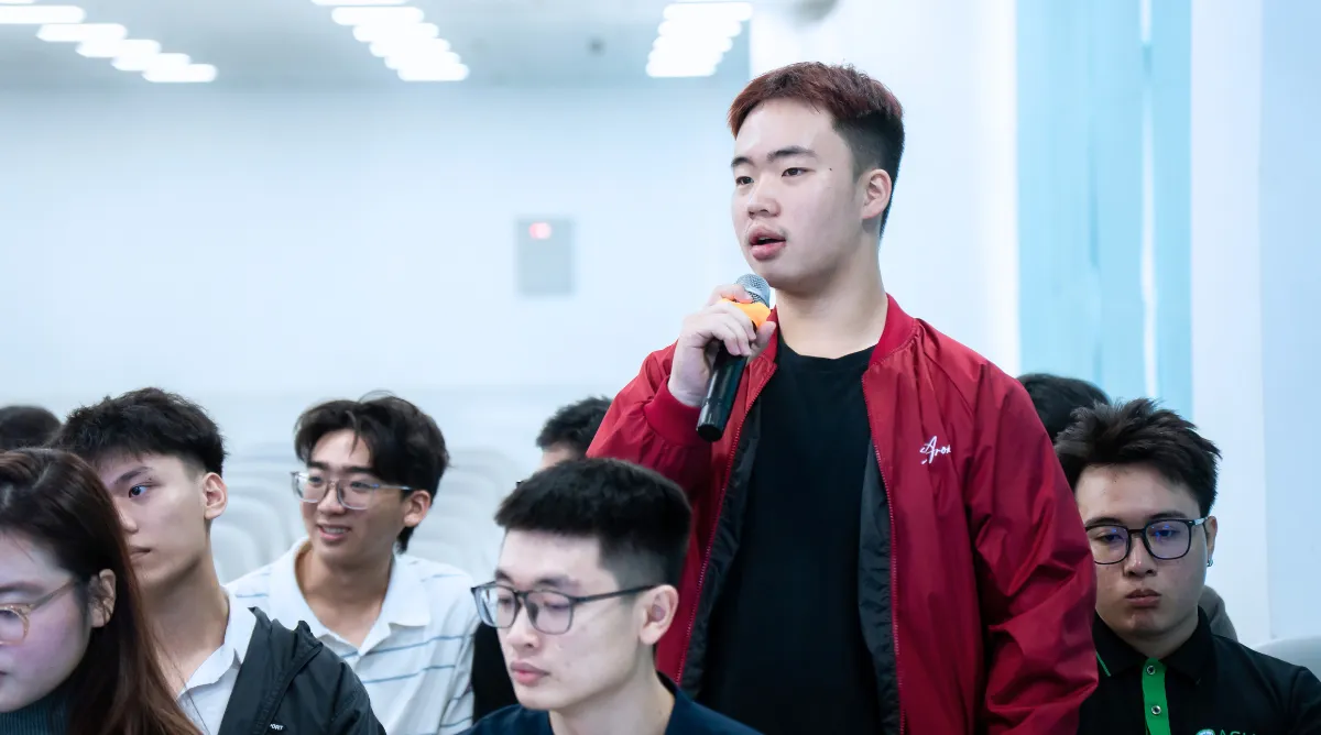 Sinh viên Asia University Vietnam tự tin đặt câu hỏi cho đại diện doanh nghiệp
