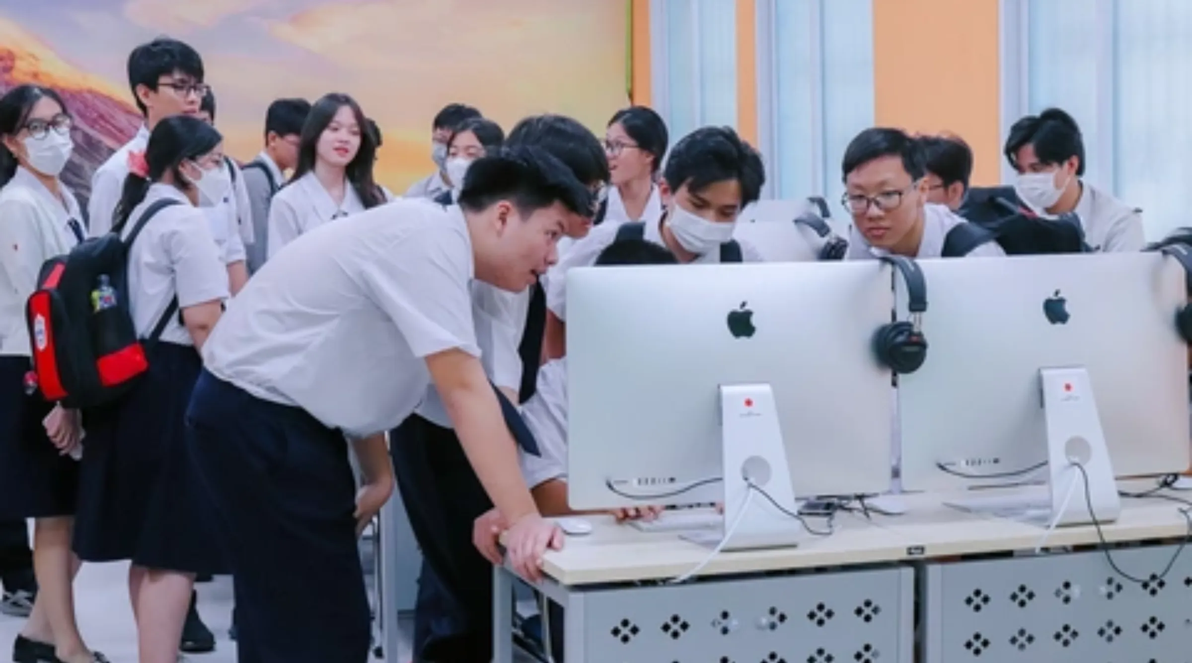 Sinh vi&ecirc;n học lập tr&igrave;nh ứng dụng AI với dữ liệu v&agrave; m&ocirc; h&igrave;nh học m&aacute;y