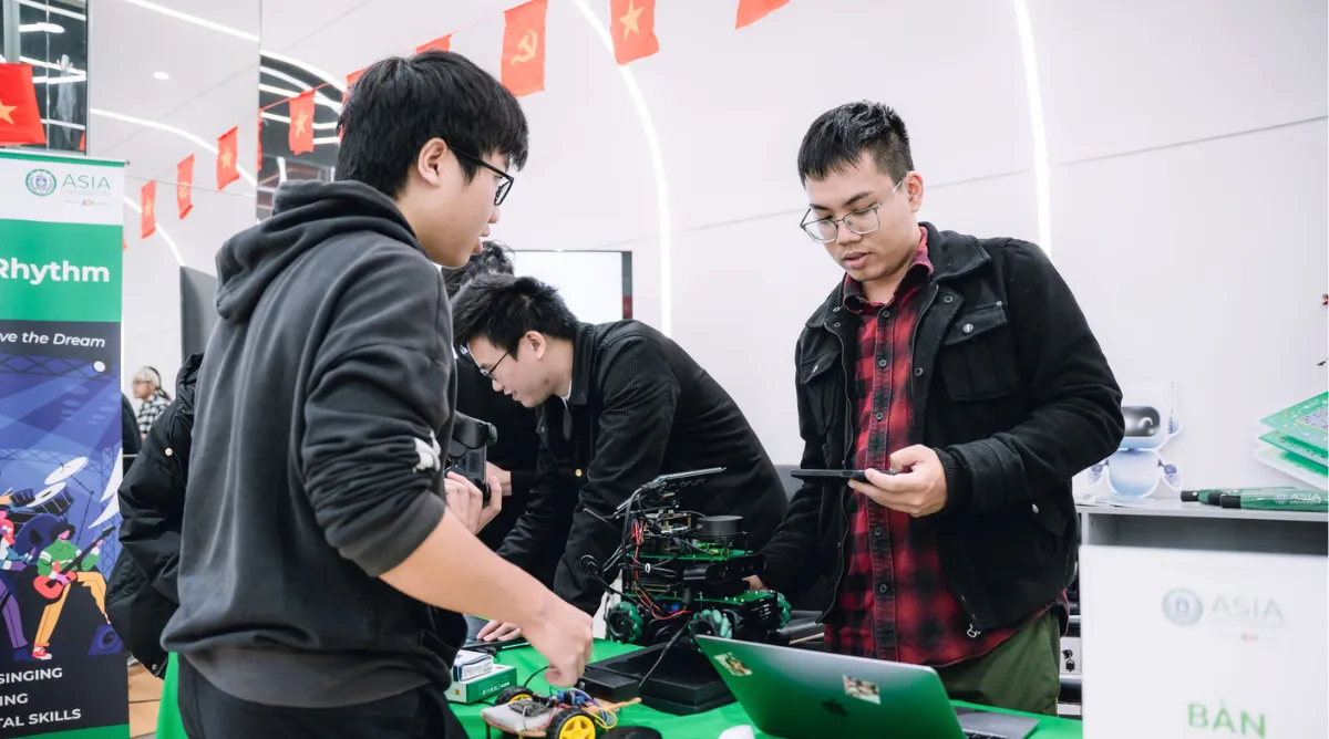 Phương pháp học qua dự án giúp sinh viên hiểu rõ mối liên hệ giữa dữ liệu, thuật toán và phần cứng, đồng thời hình thành tư duy giải quyết vấn đề (Ảnh: Asia Vietnam).