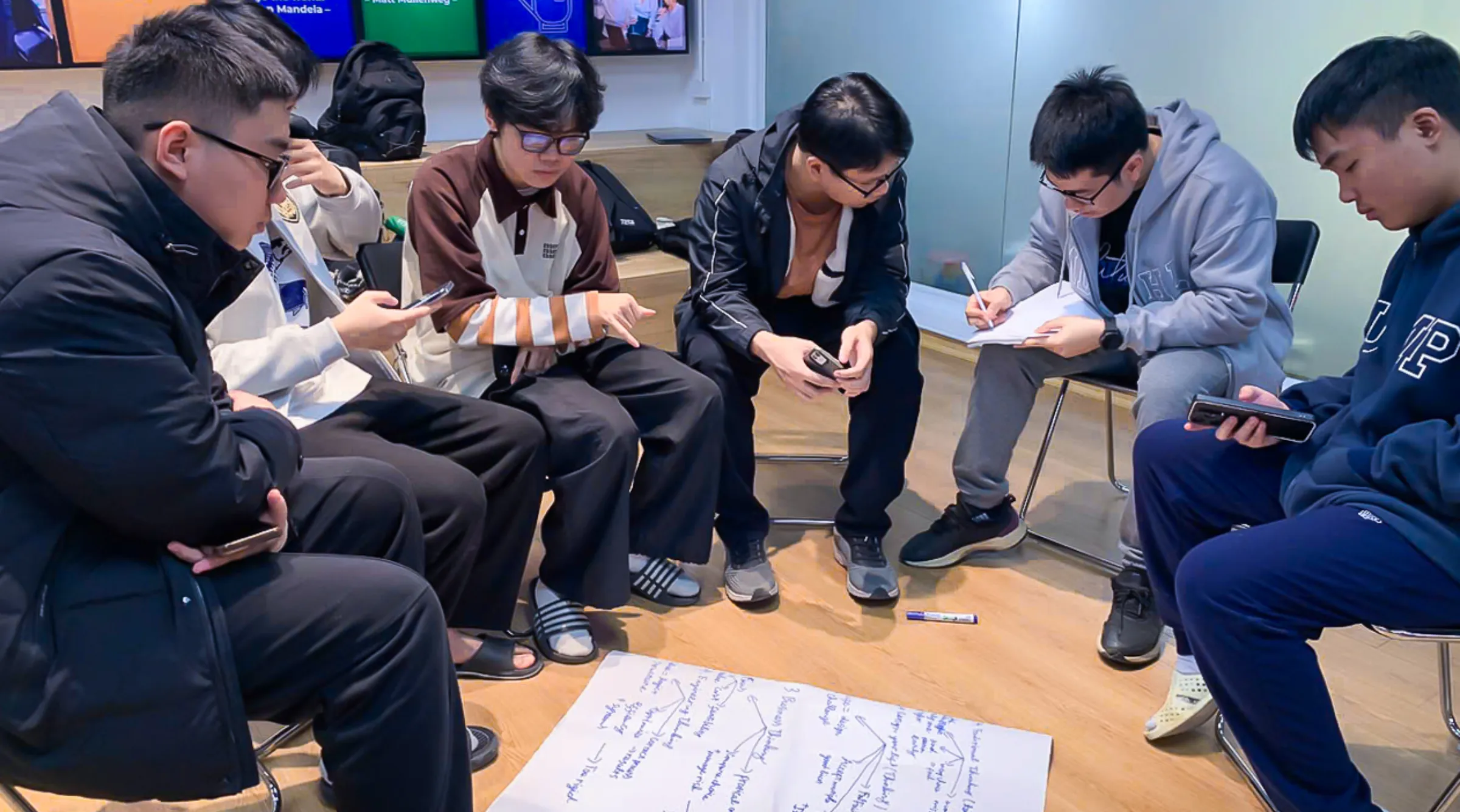 Sinh vi&ecirc;n ng&agrave;nh Tr&iacute; tuệ nh&acirc;n tạo tại Asia University Vietnam học tập trong m&ocirc;i trường quốc tế, tiếp cận c&ocirc;ng nghệ AI v&agrave; dữ liệu trong c&aacute;c b&agrave;i to&aacute;n thực tế