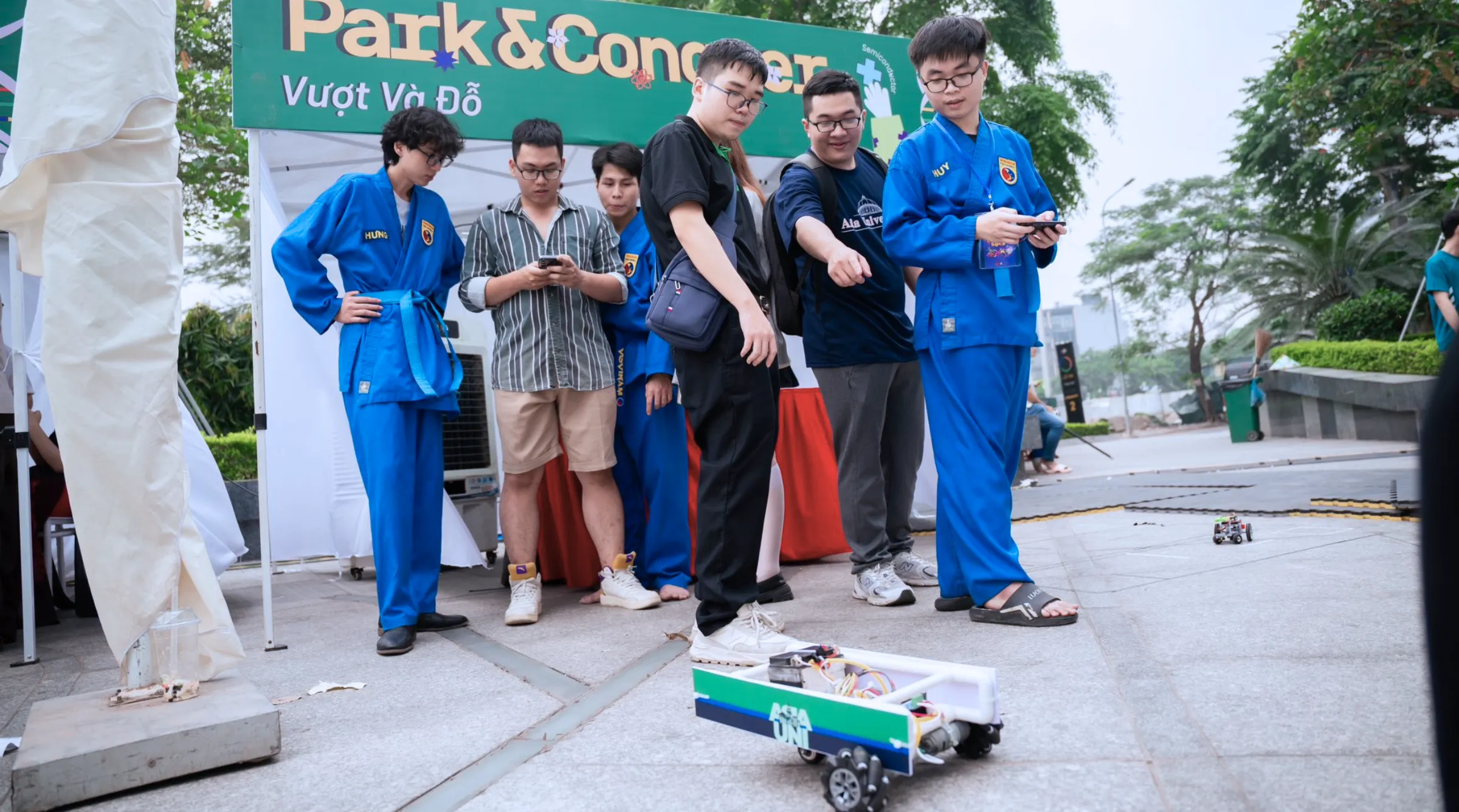 Sinh viên tham gia trải nghiệm tại booth tương tác trong “swinchellasia 2026”, thử thách kỹ năng và khám phá các hoạt động gắn với công nghệ và concept DNA