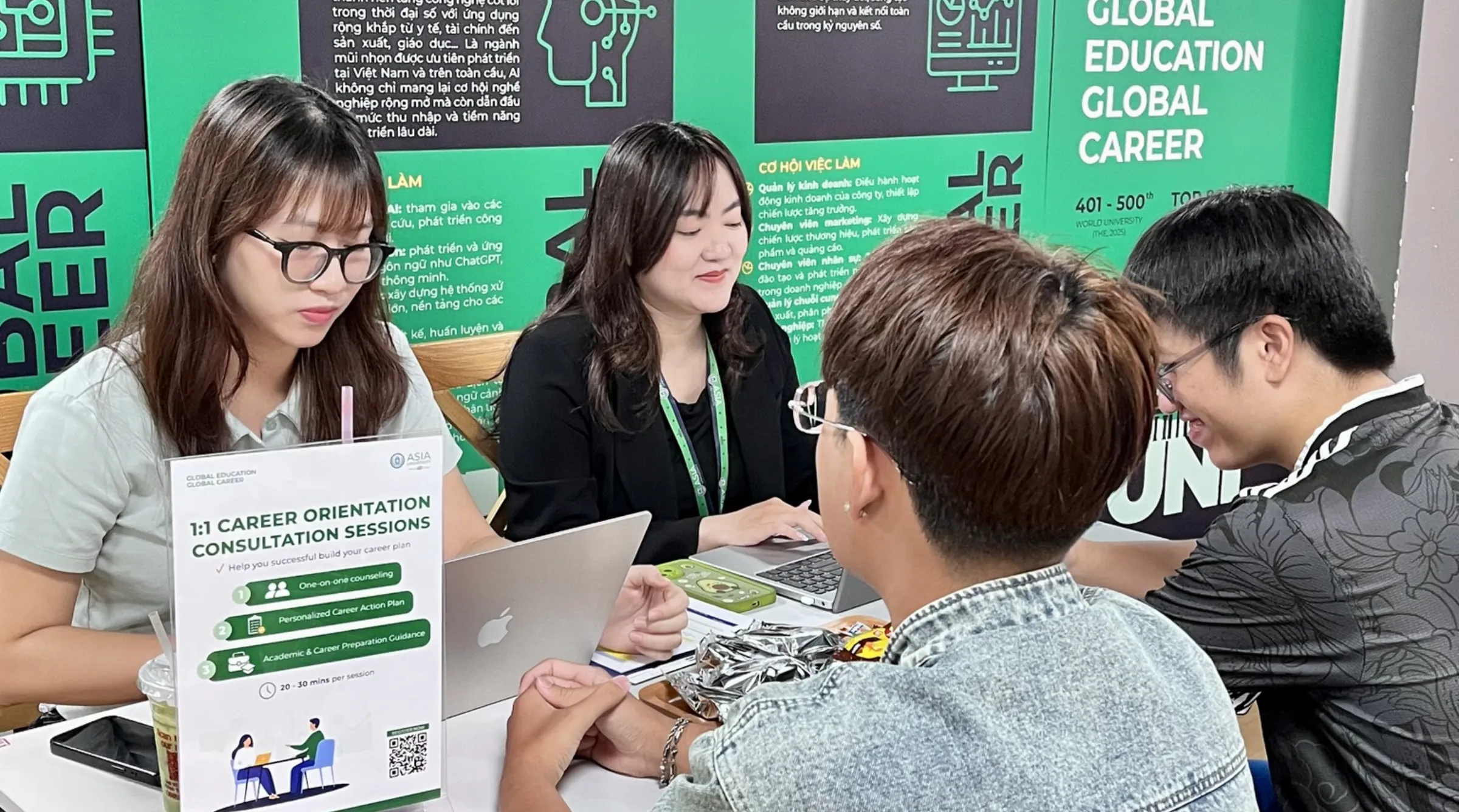 Sinh viên trao đổi trực tiếp với cán bộ đào tạo và giảng viên tại gian tư vấn cá nhân hóa của Asia University Vietnam