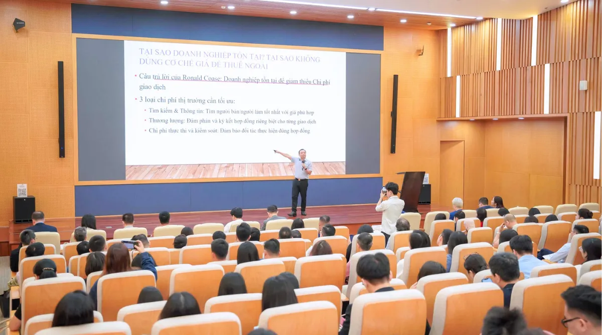 TS. Nguyễn Tú Anh giúp doanh nghiệp nhận diện đúng những giá trị cần bảo tồn và những quy trình lỗi thời cần dũng cảm loại bỏ tại hội thảo về tái thiết quản trị