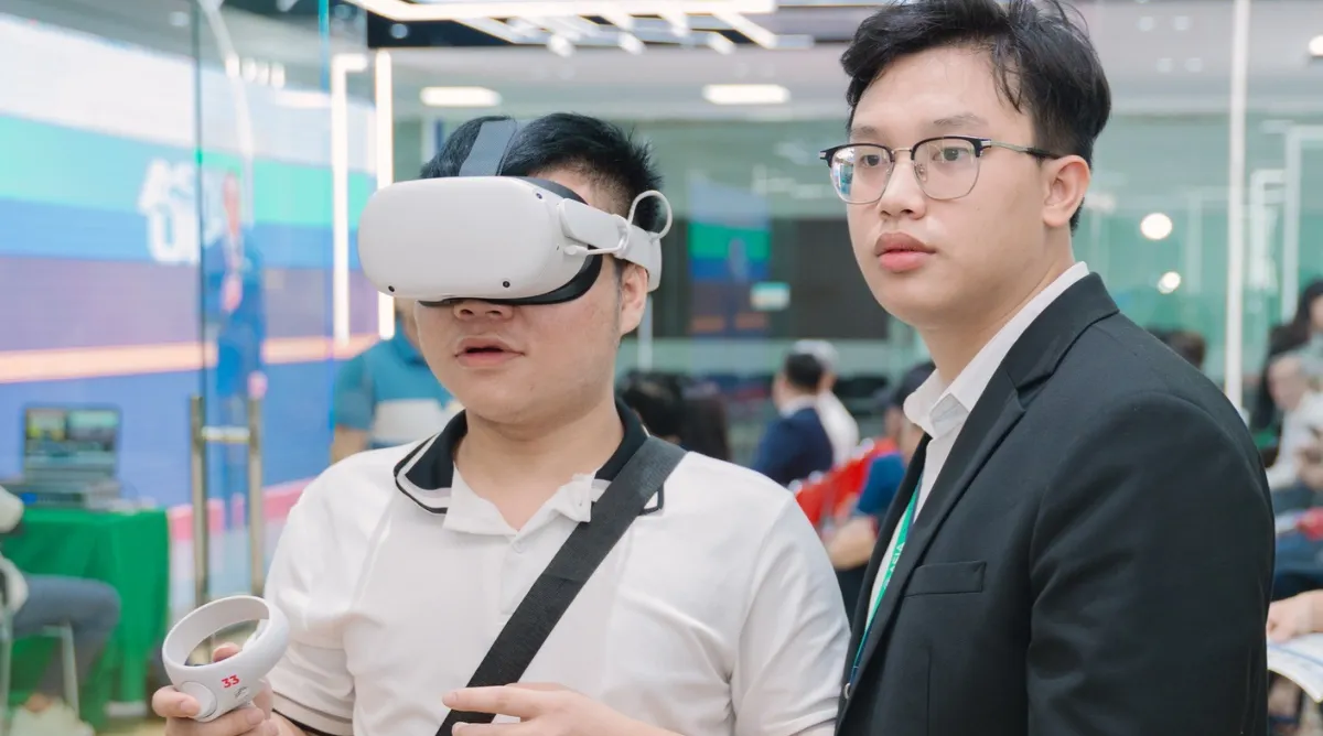 Sinh viên trải nghiệm tại khu vực trí tuệ nhân tạo của Asia Vietnam