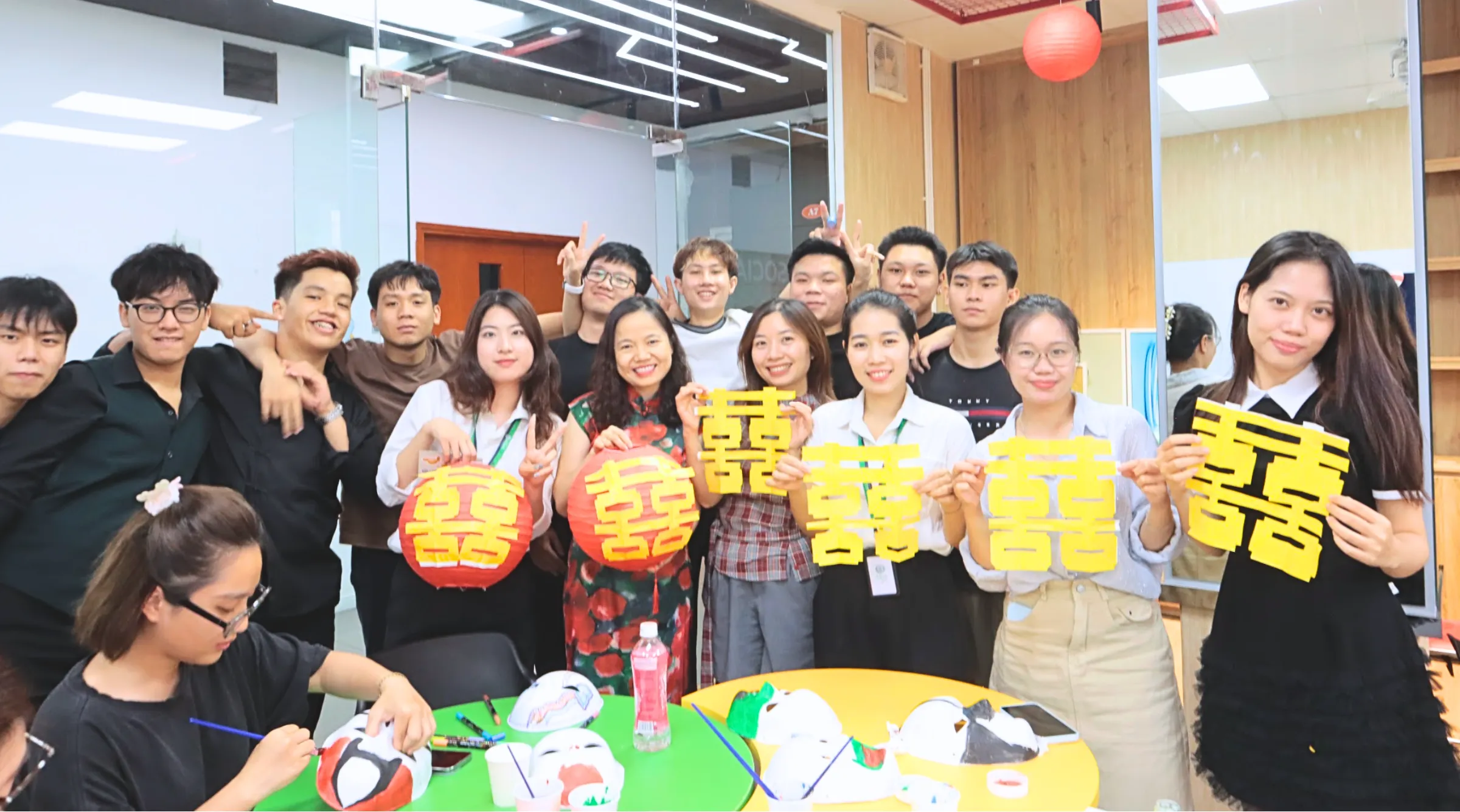 Bên cạnh mặt nạ Kinh kịch, khu vực này còn giới thiệu văn hóa cắt giấy Trung Quốc. Nguyễn Gia Hưng, sinh viên ngành Công nghệ bán dẫn, đại diện “Road to Infinity”, chia sẻ rằng nhóm đã dành nhiều thời gian tìm hiểu ý nghĩa màu sắc, nét vẽ trên mặt nạ và các chi tiết trong nghệ thuật cắt giấy. Theo Hưng, phần mất nhiều thời gian nhất là chọn lọc ý tưởng, hiểu đúng ý nghĩa văn hóa và học cách hướng dẫn người tham gia sao cho dễ tiếp cận.