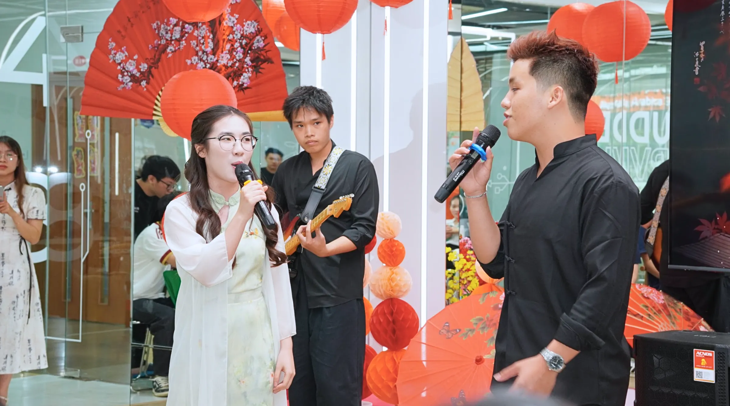 Các tiết mục âm nhạc được sinh viên chuẩn bị như một phần của hoạt động trải nghiệm văn hóa tại Asia Day 2026. Tiếng đàn, phần hát và cách dàn dựng sân khấu góp phần tạo nên không khí nghệ thuật cho ngày hội.