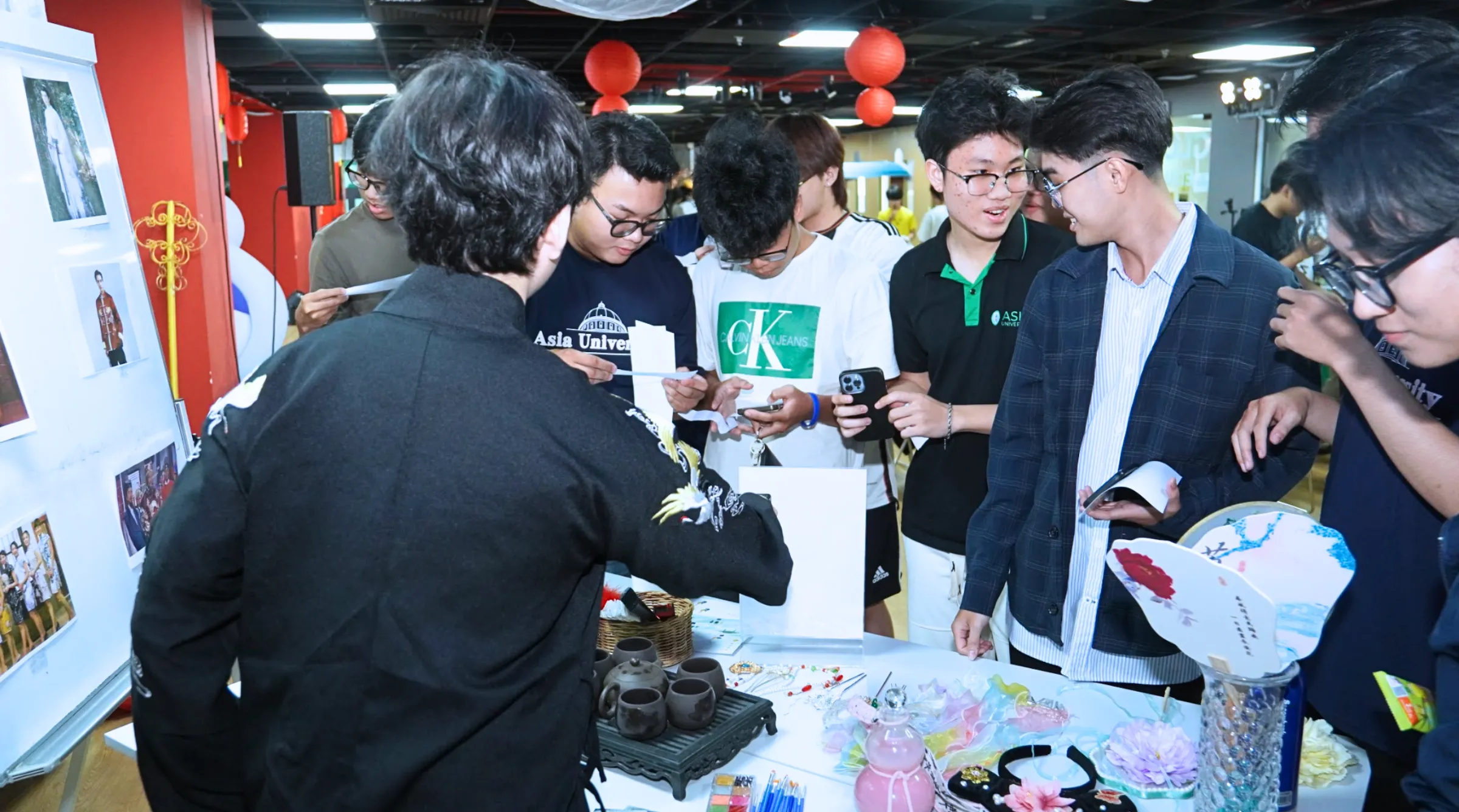 Các trò chơi và thử thách văn hóa giúp người tham gia khám phá kiến thức theo cách nhẹ nhàng hơn. Thay vì chỉ tiếp nhận thông tin qua bài giảng, sinh viên được tìm hiểu văn hóa thông qua câu hỏi, hoạt động nhóm và các phần tương tác trực tiếp.