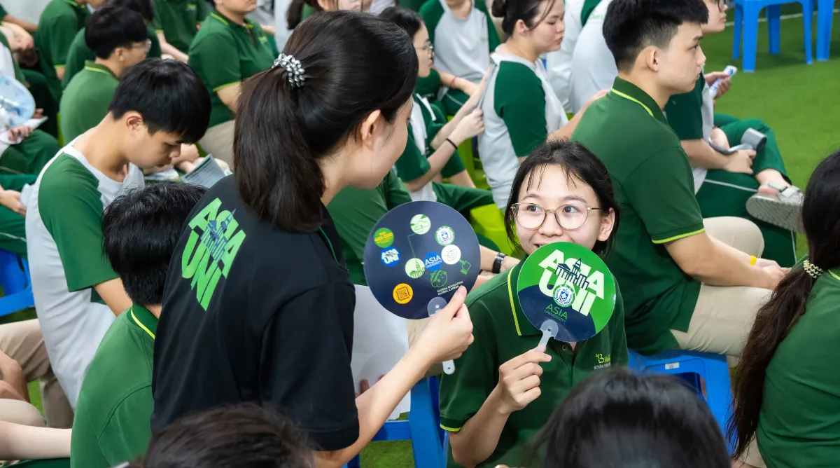 Cán bộ Asia Vietnam giao lưu cùng học sinh