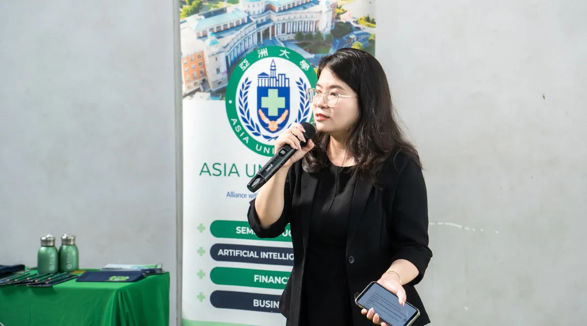 Đại diện Asia Vietnam chia sẻ với học sinh Tre Việt về AI, xu hướng nghề nghiệp và định hướng tương lai trong kỷ nguyên số