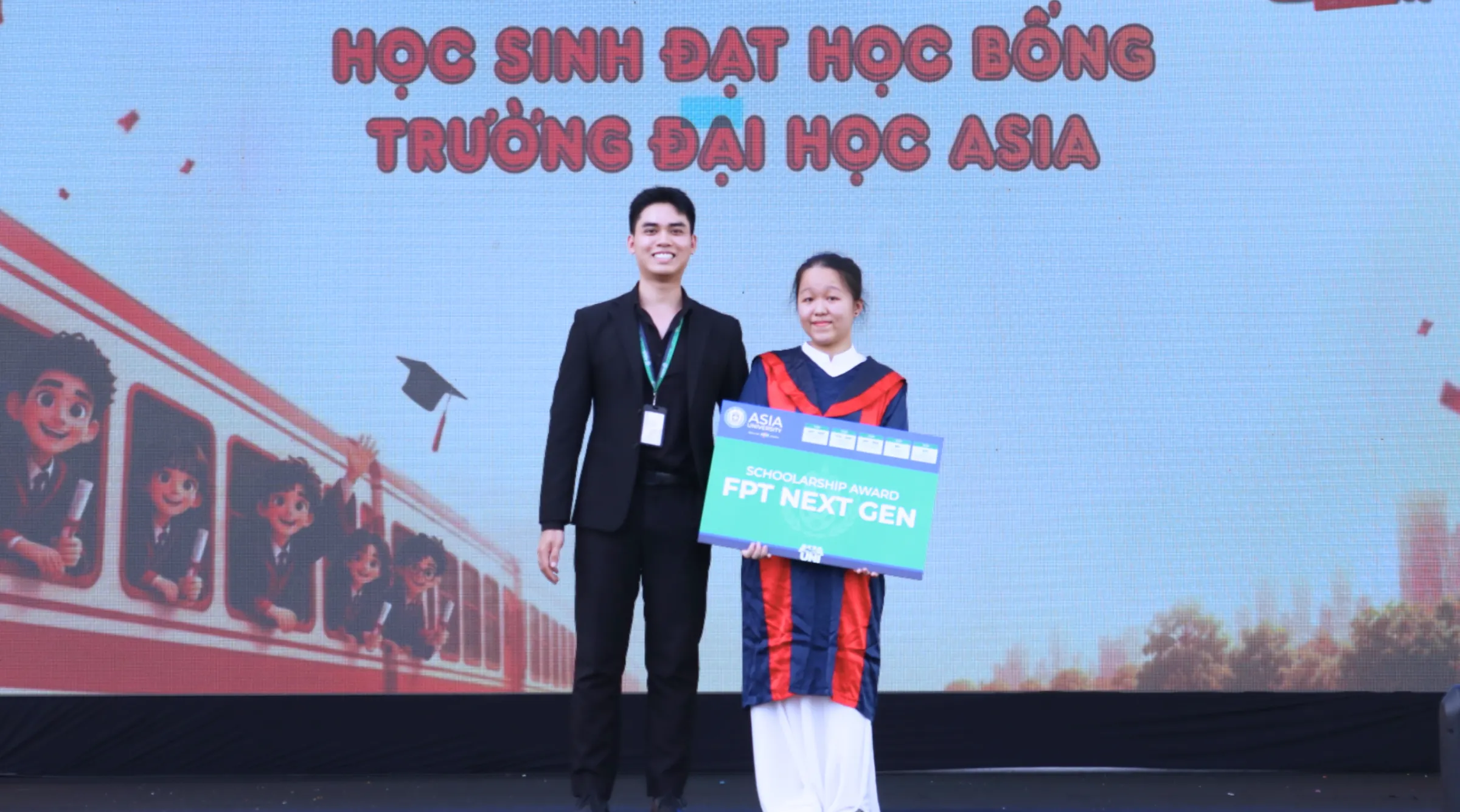 Đại diện Asia Vietnam trao học bổng cho học sinh Trường THCS và THPT FPT Hải Phòng có thành tích tốt trong học tập tại sự kiện
