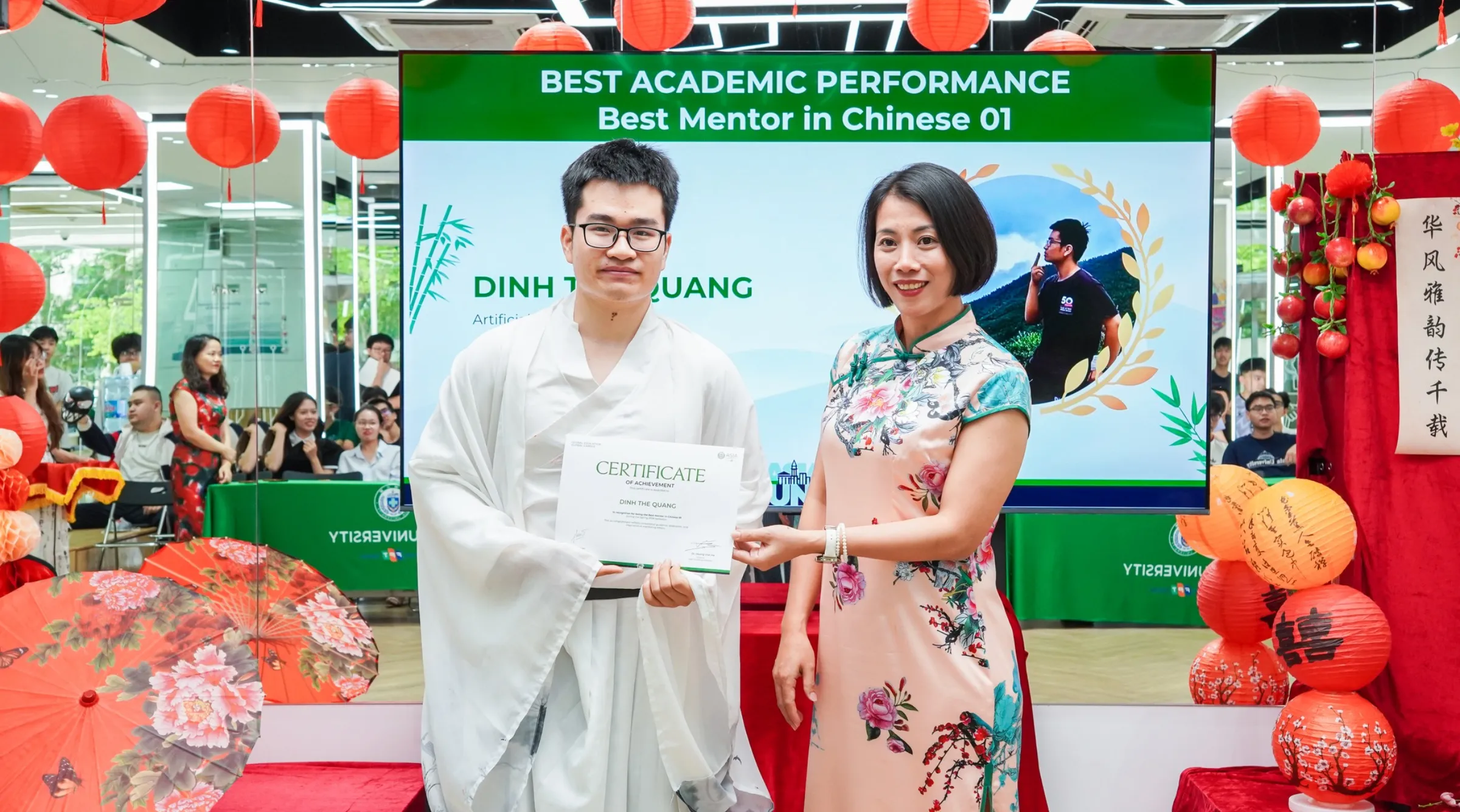 Đinh Thế Quang - Sinh viên ngành Trí tuệ nhân tạo Asia Vietnam (cơ sở Hà Nội) đạt thành tích cao nhất hạng mục "Best mentor in Chinese 1"